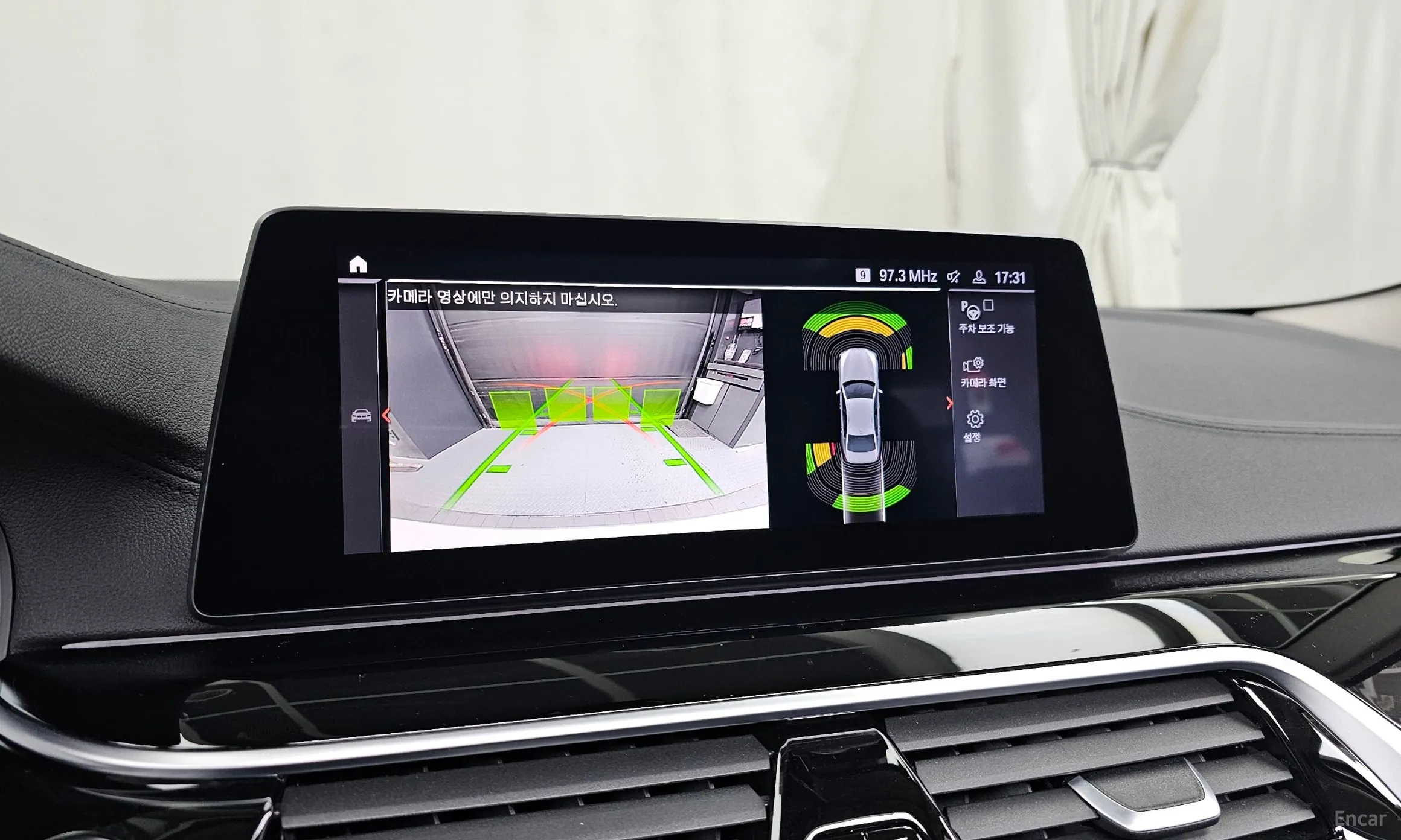 BMW 5 Series (G30) превью 15