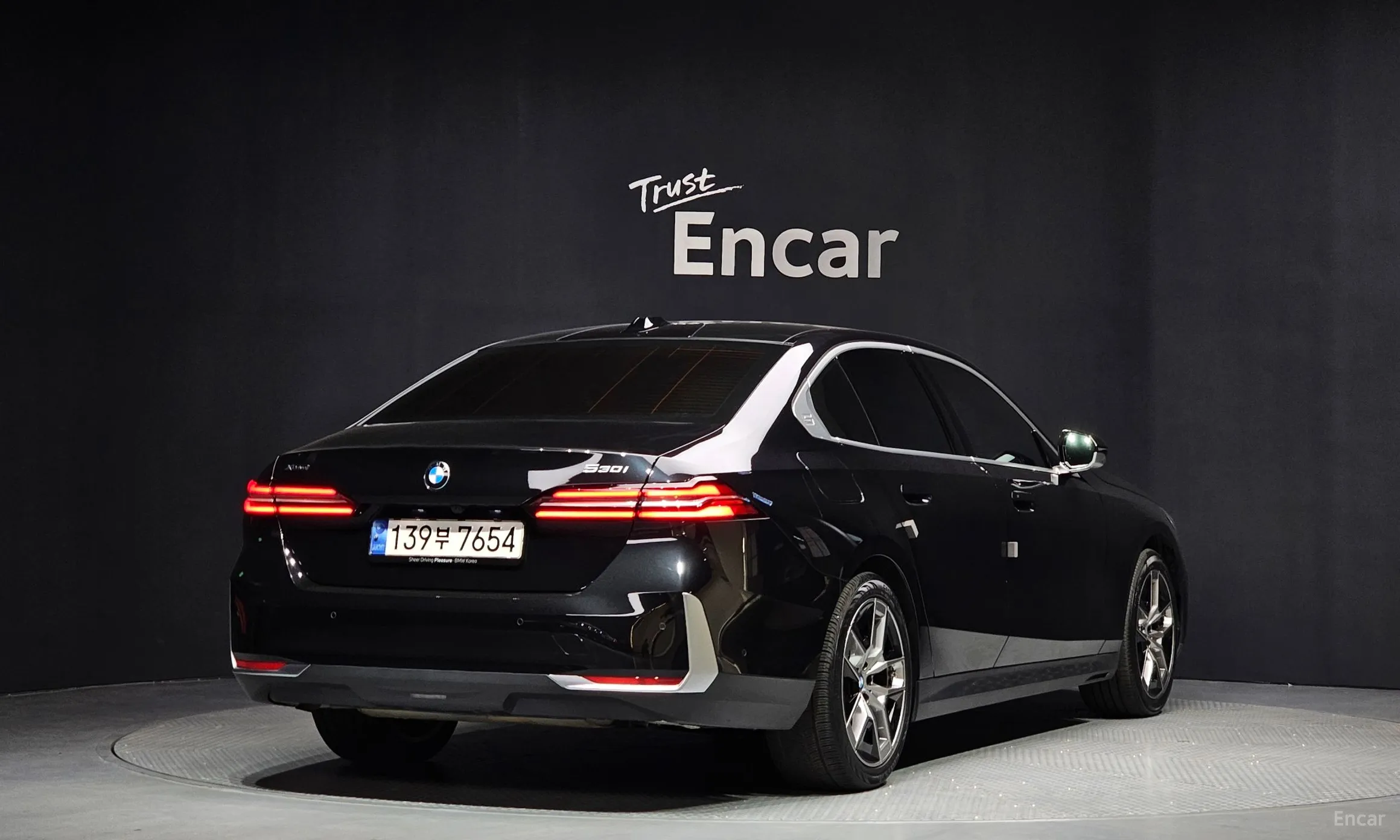BMW 5 Series (G60) превью 2
