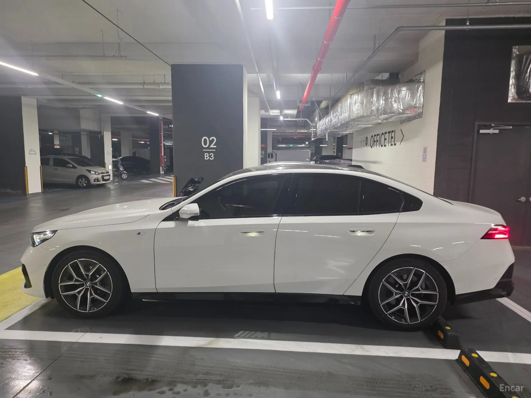 BMW 5 Series (G60) превью 4