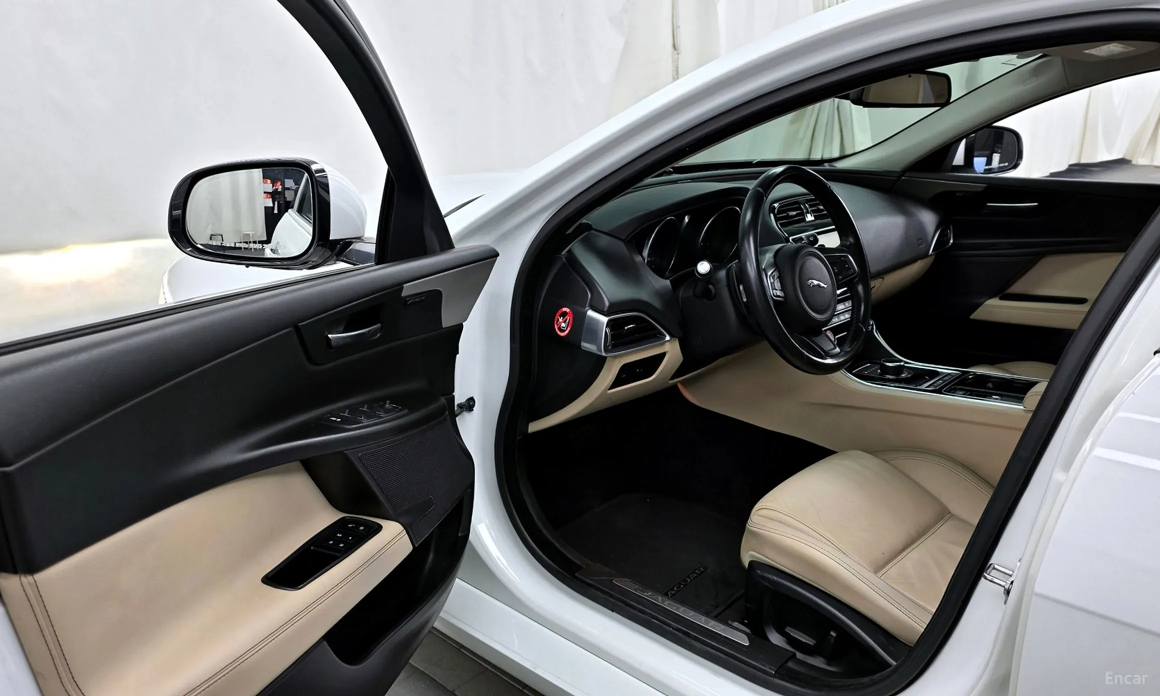 Jaguar XE превью 10