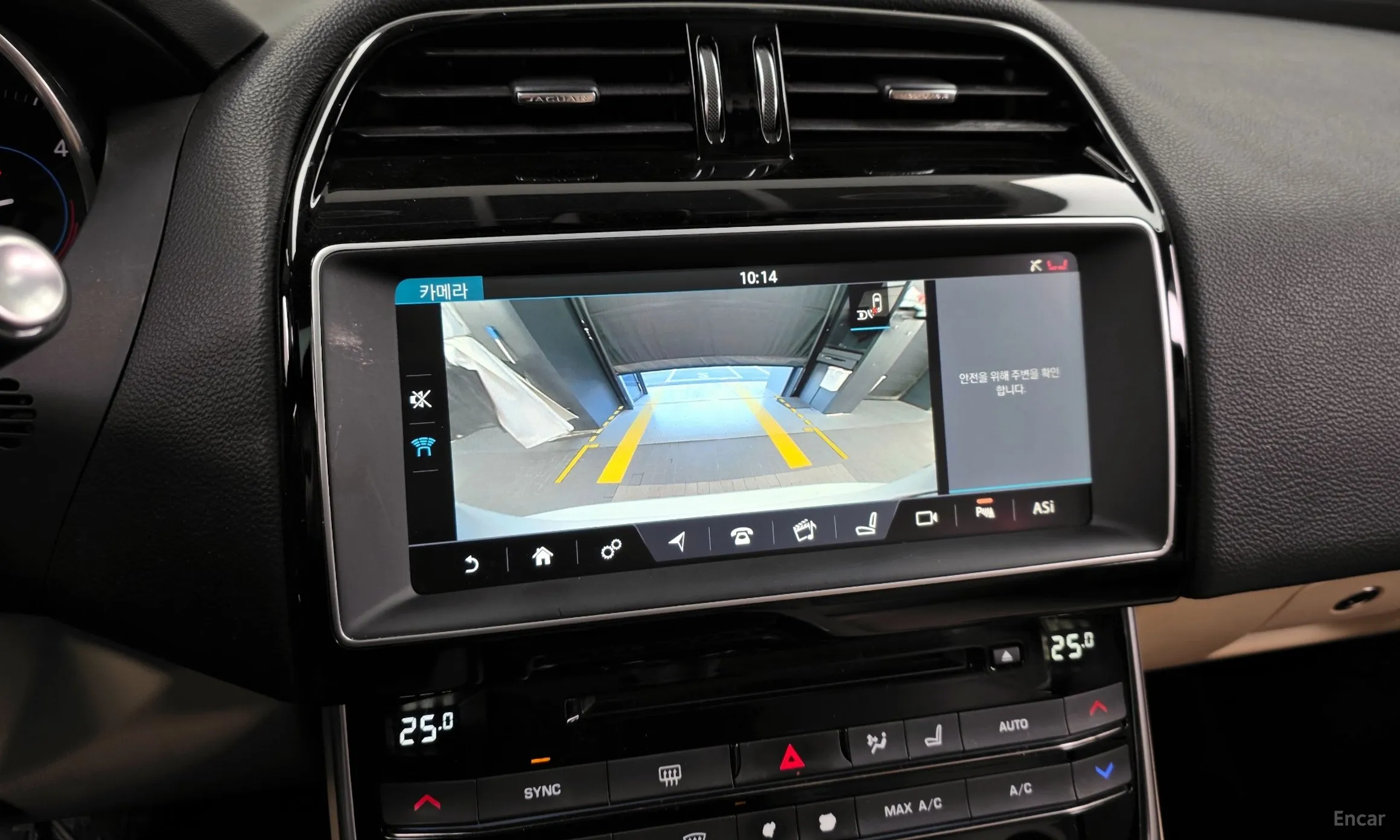 Jaguar XE превью 14