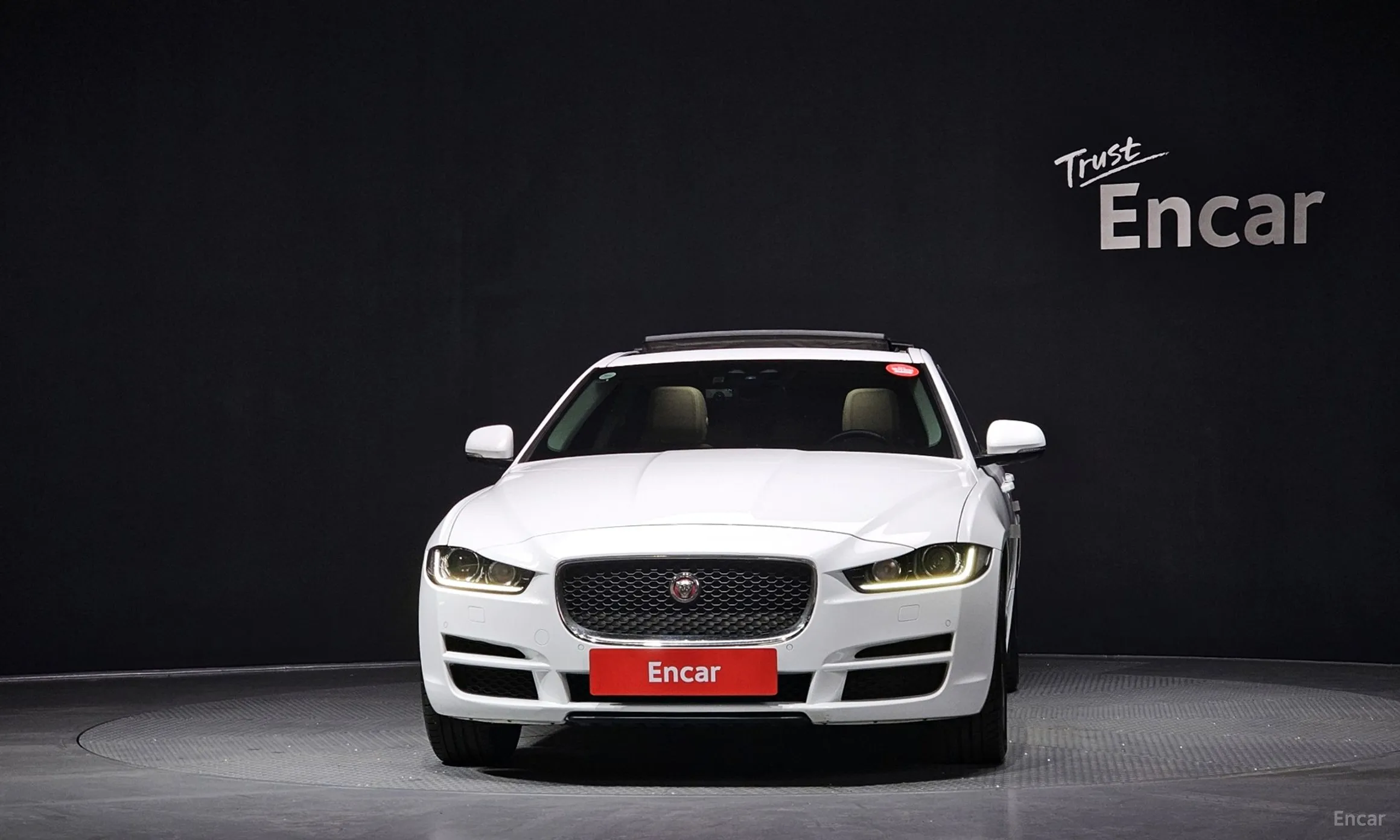 Jaguar XE превью 3