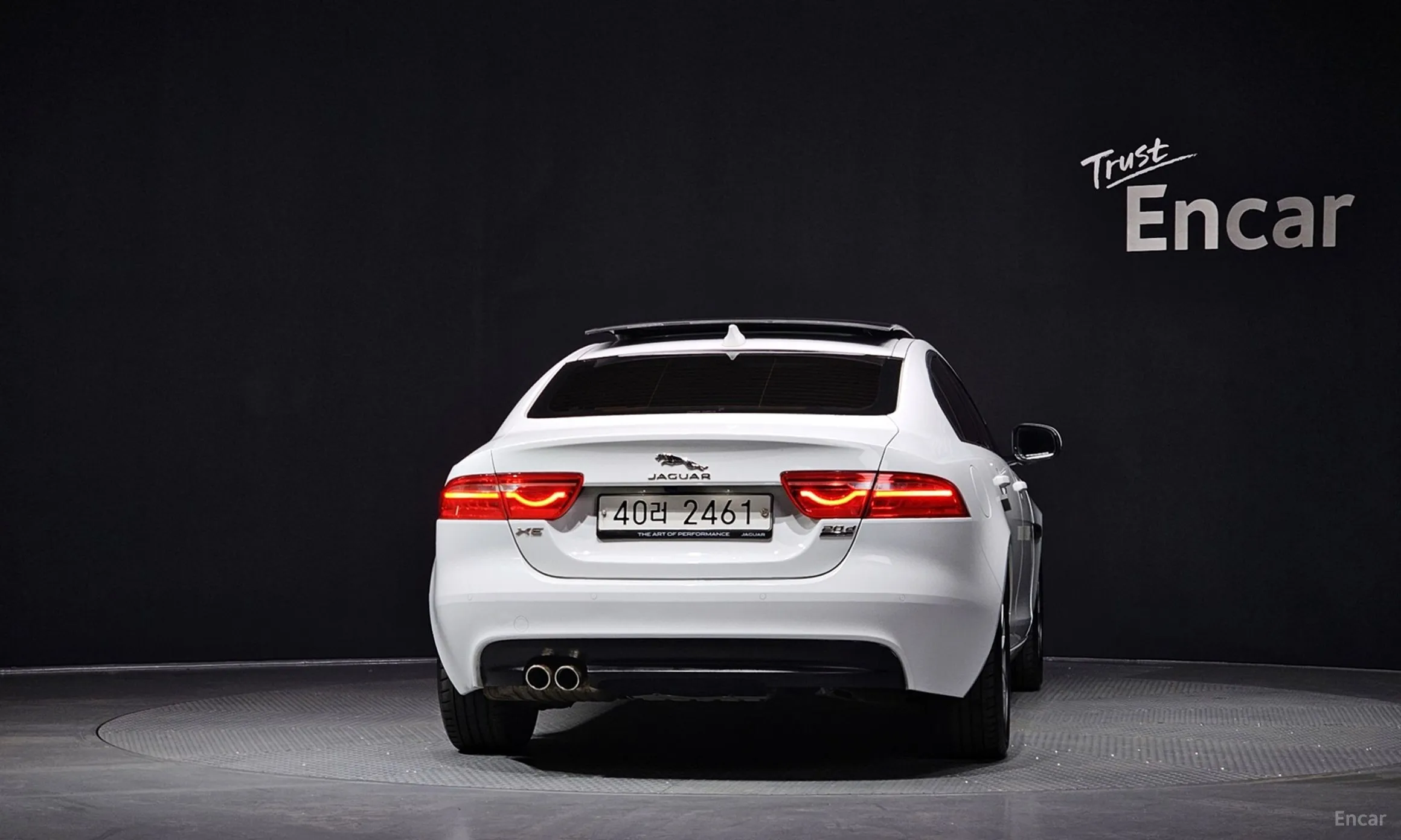 Jaguar XE превью 4
