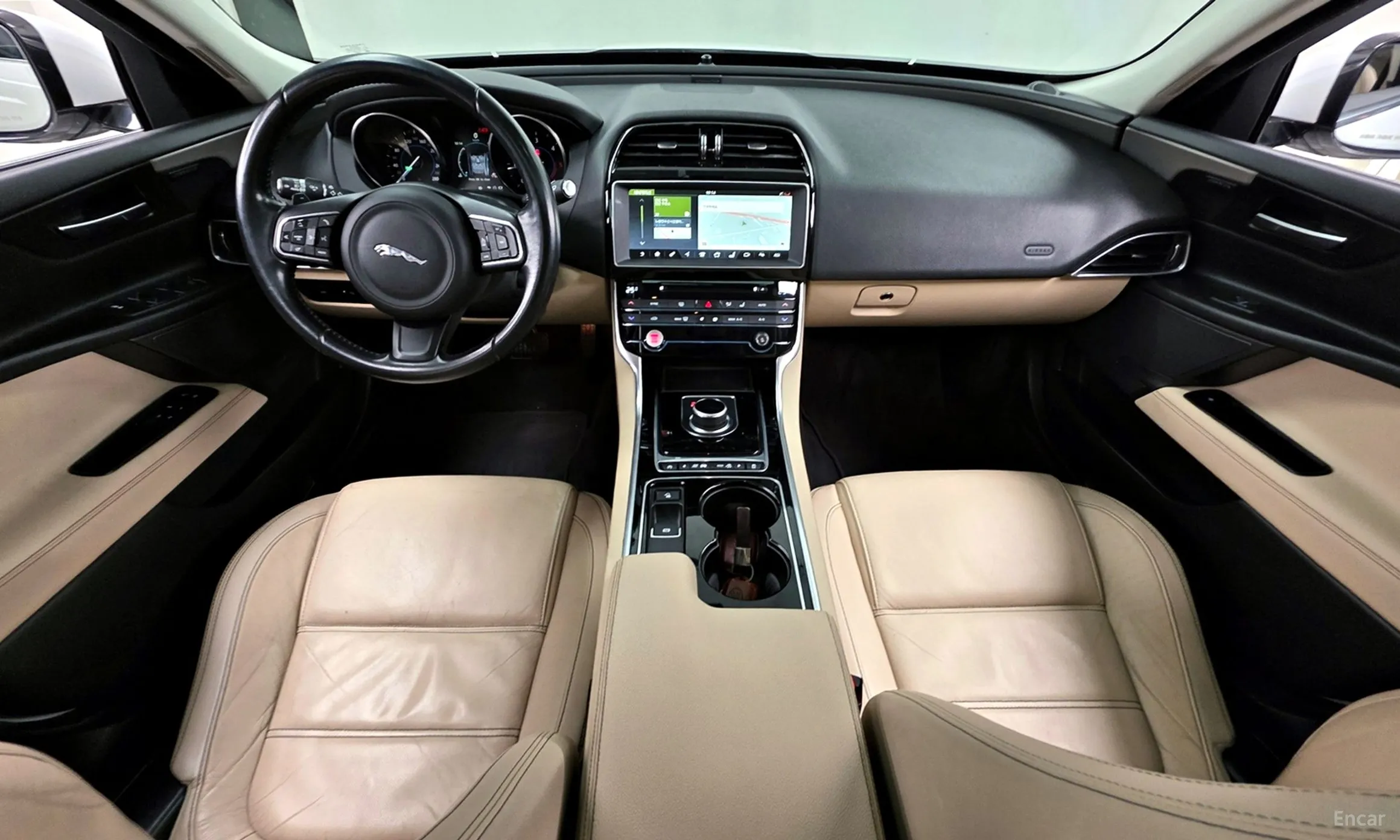 Jaguar XE превью 7