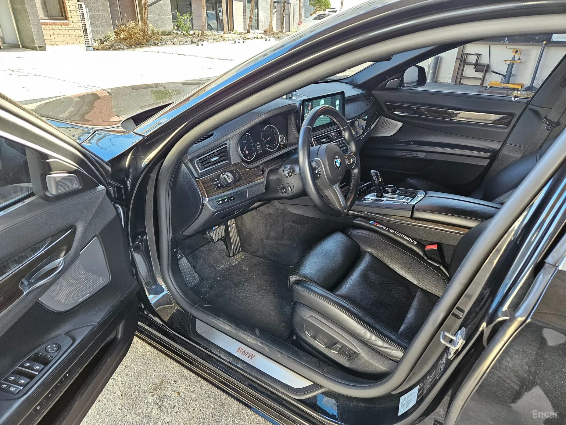 BMW 7 Series (F01) превью 14
