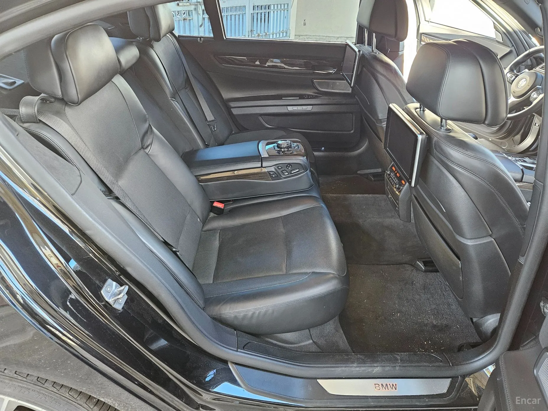 BMW 7 Series (F01) превью 19