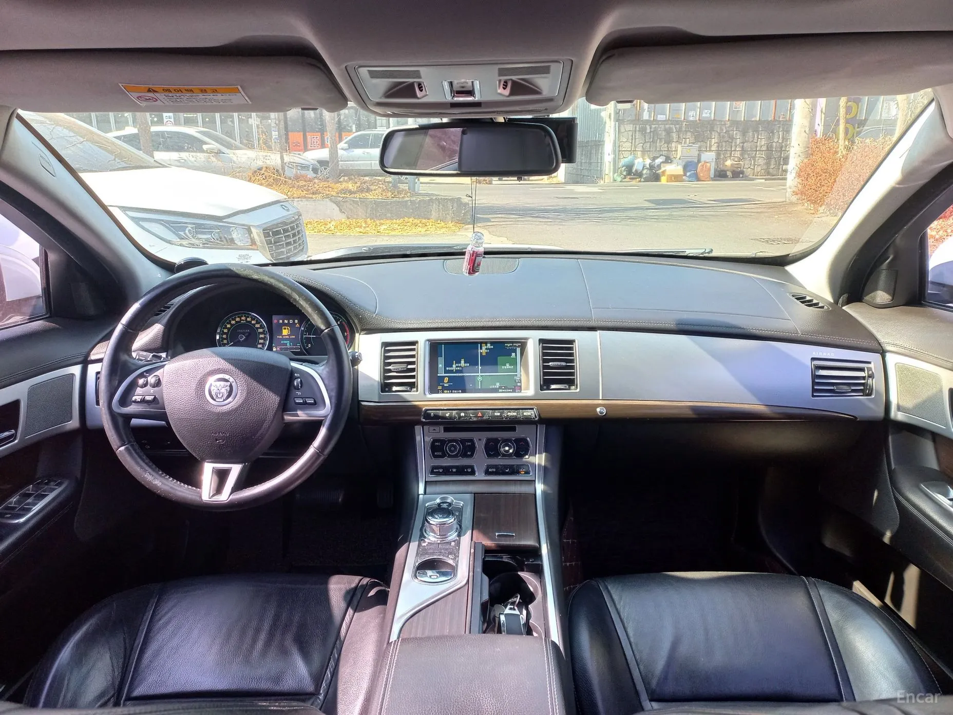 Jaguar New XF превью 9