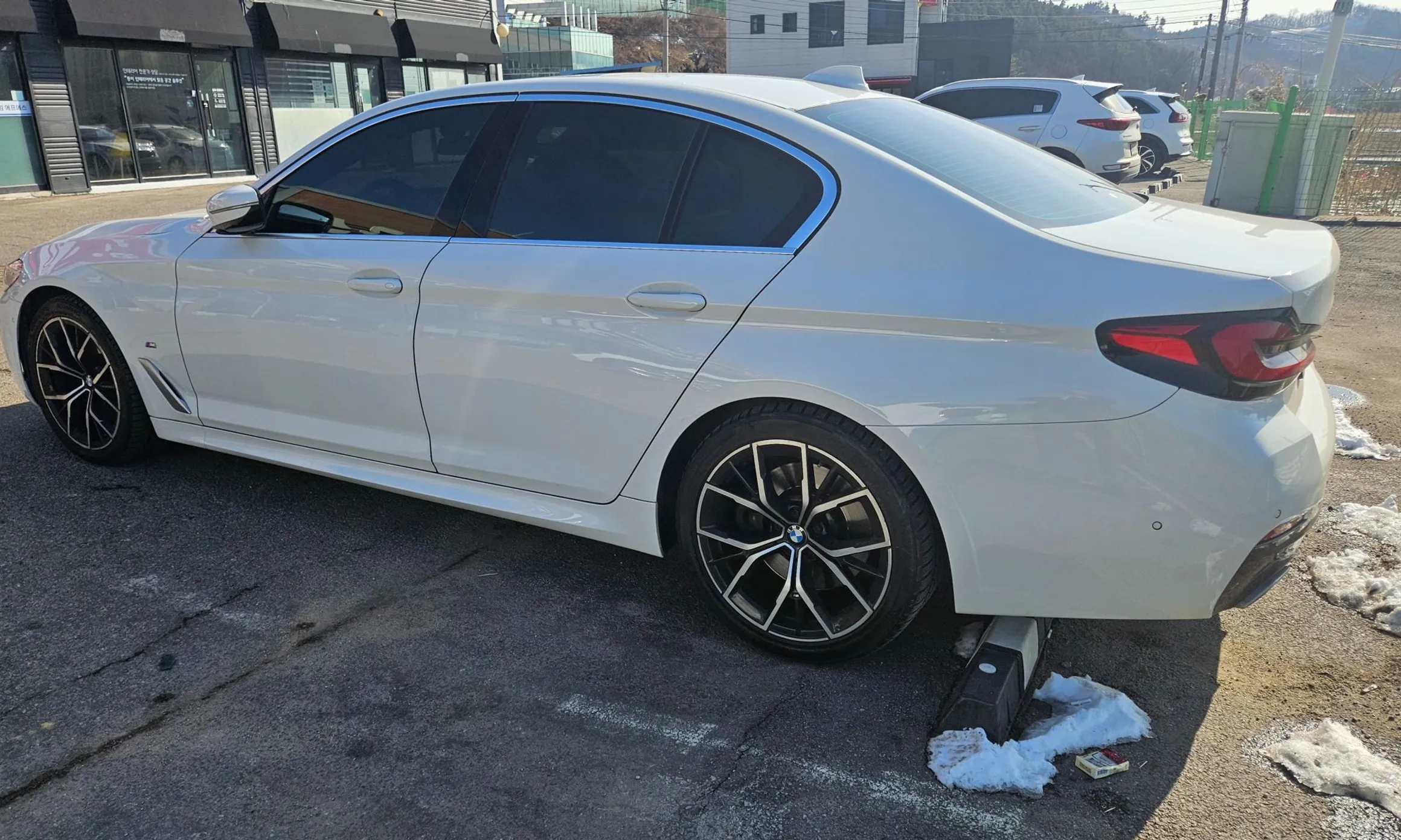 BMW 5 Series (G30) превью 8