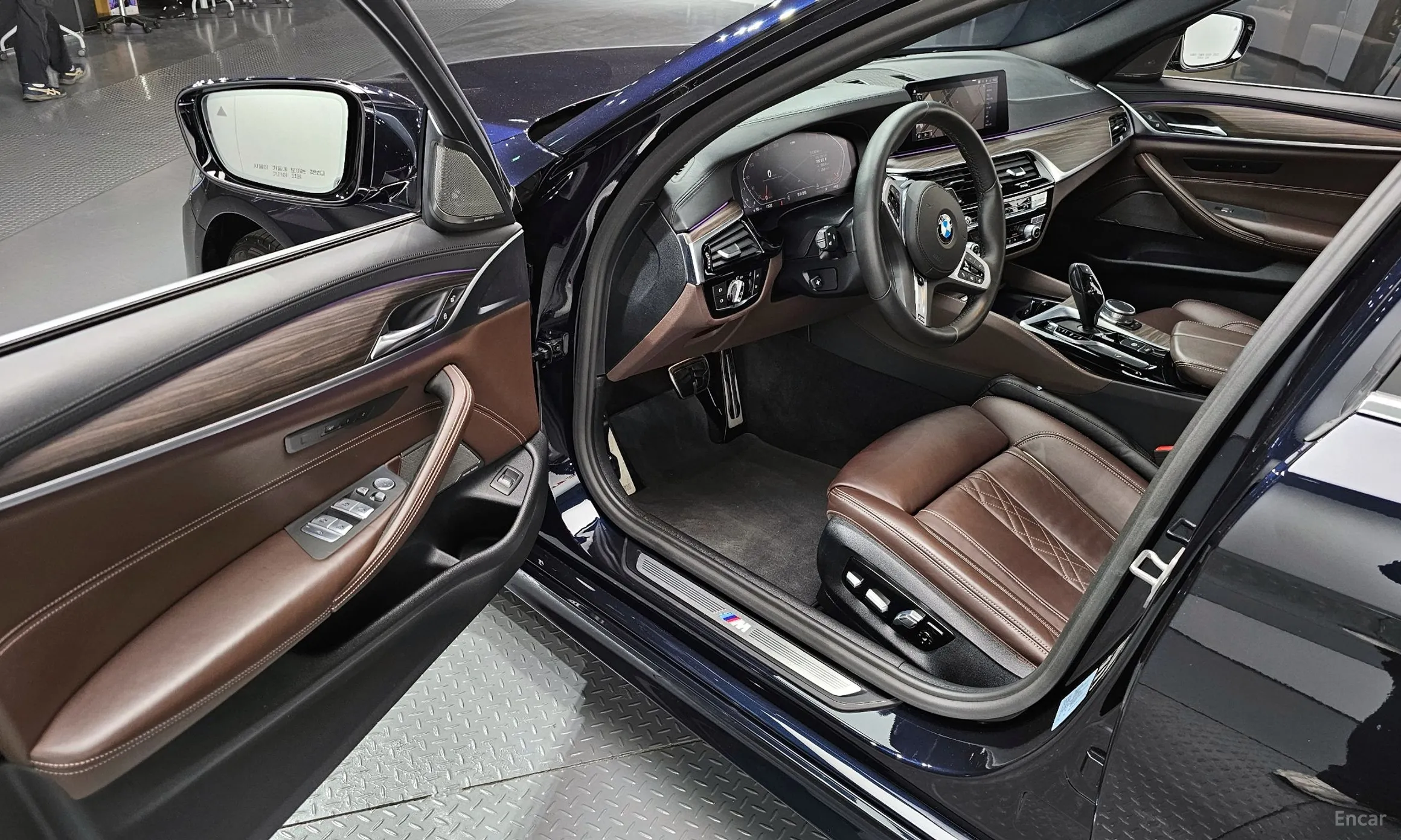 BMW 5 Series (G30) превью 11
