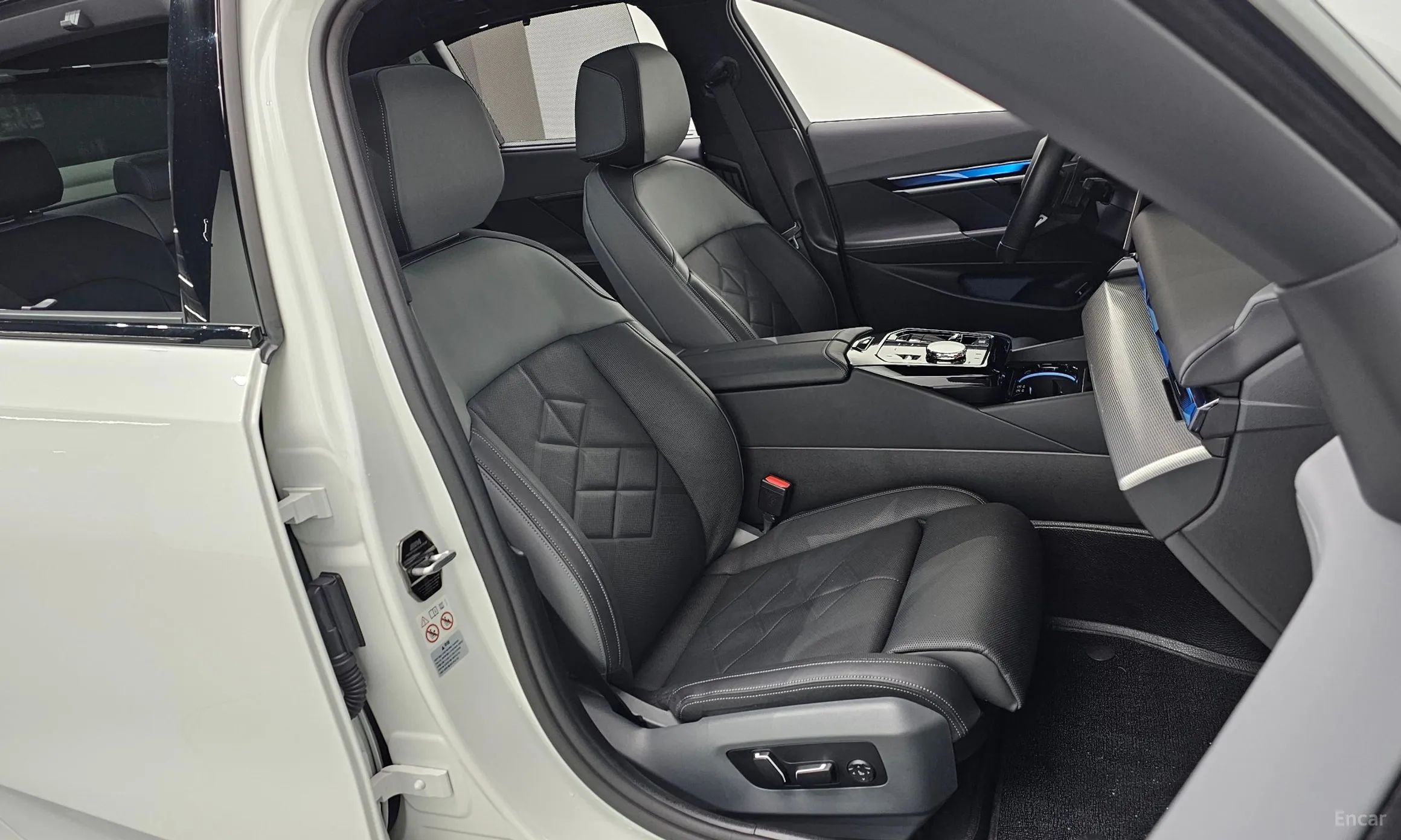 BMW 5 Series (G60) превью 11