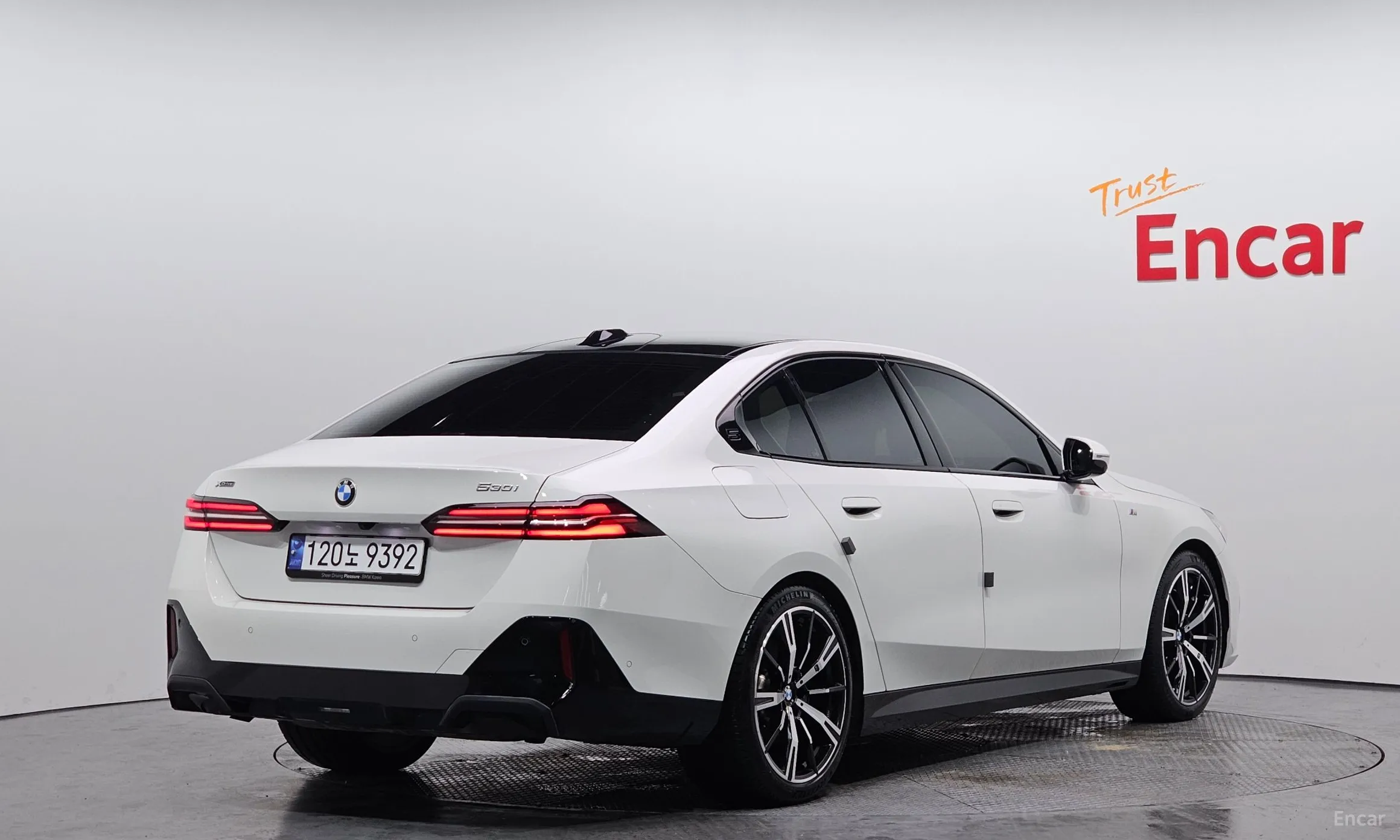 BMW 5 Series (G60) превью 2