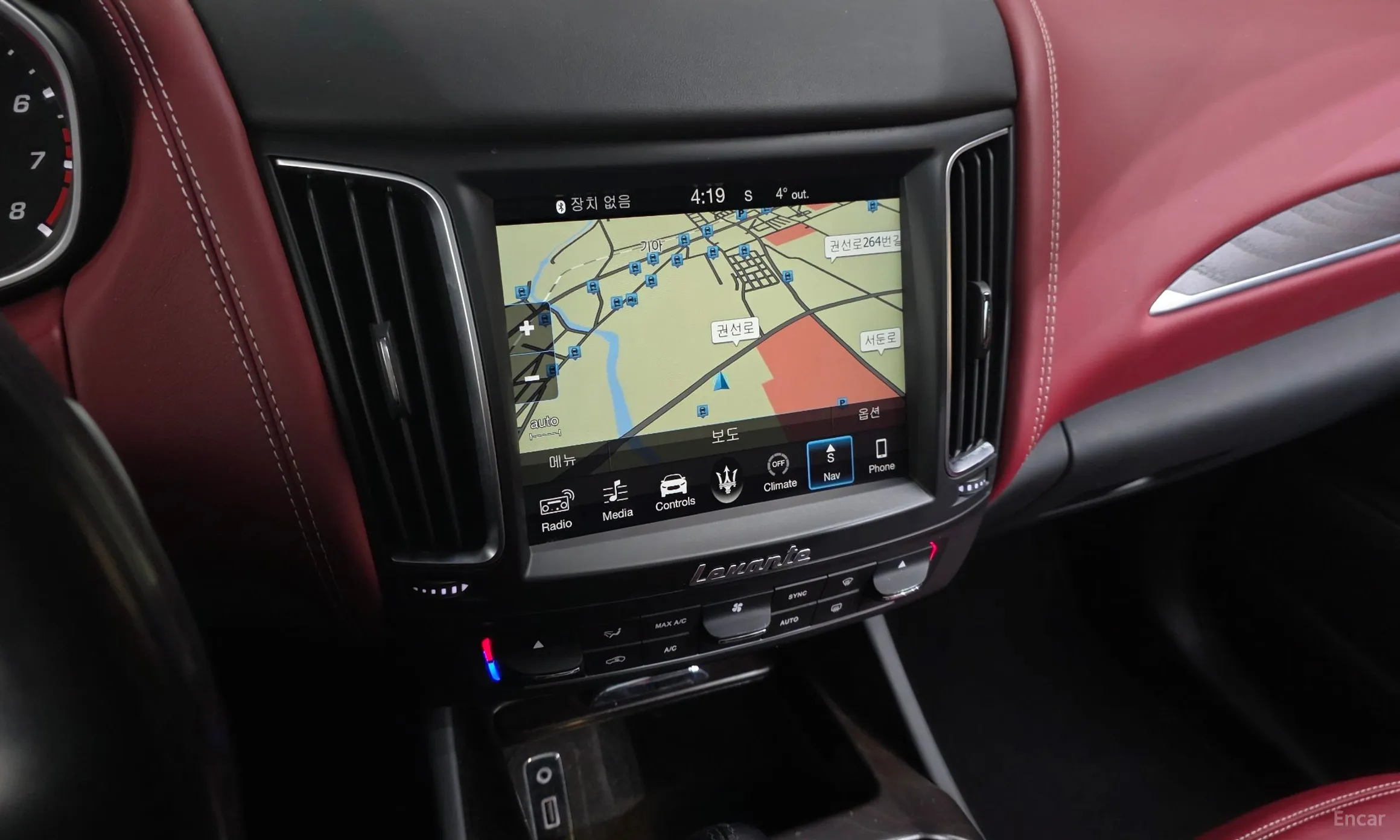 Maserati Levante превью 14