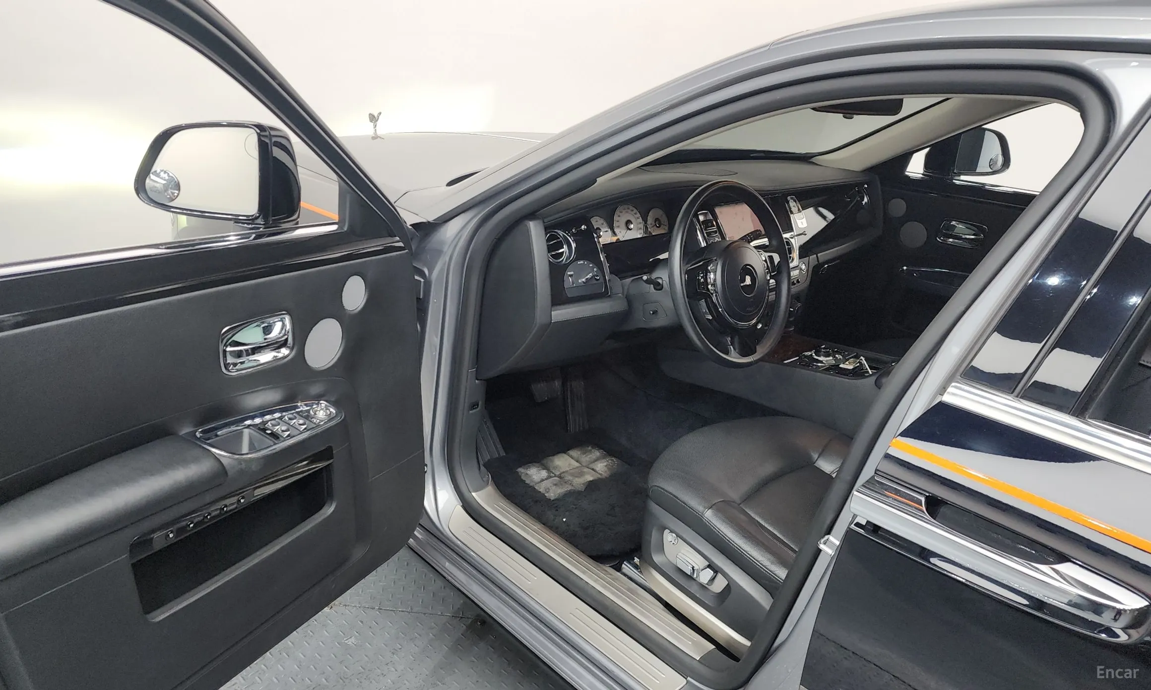Rolls-Royce Ghost превью 10