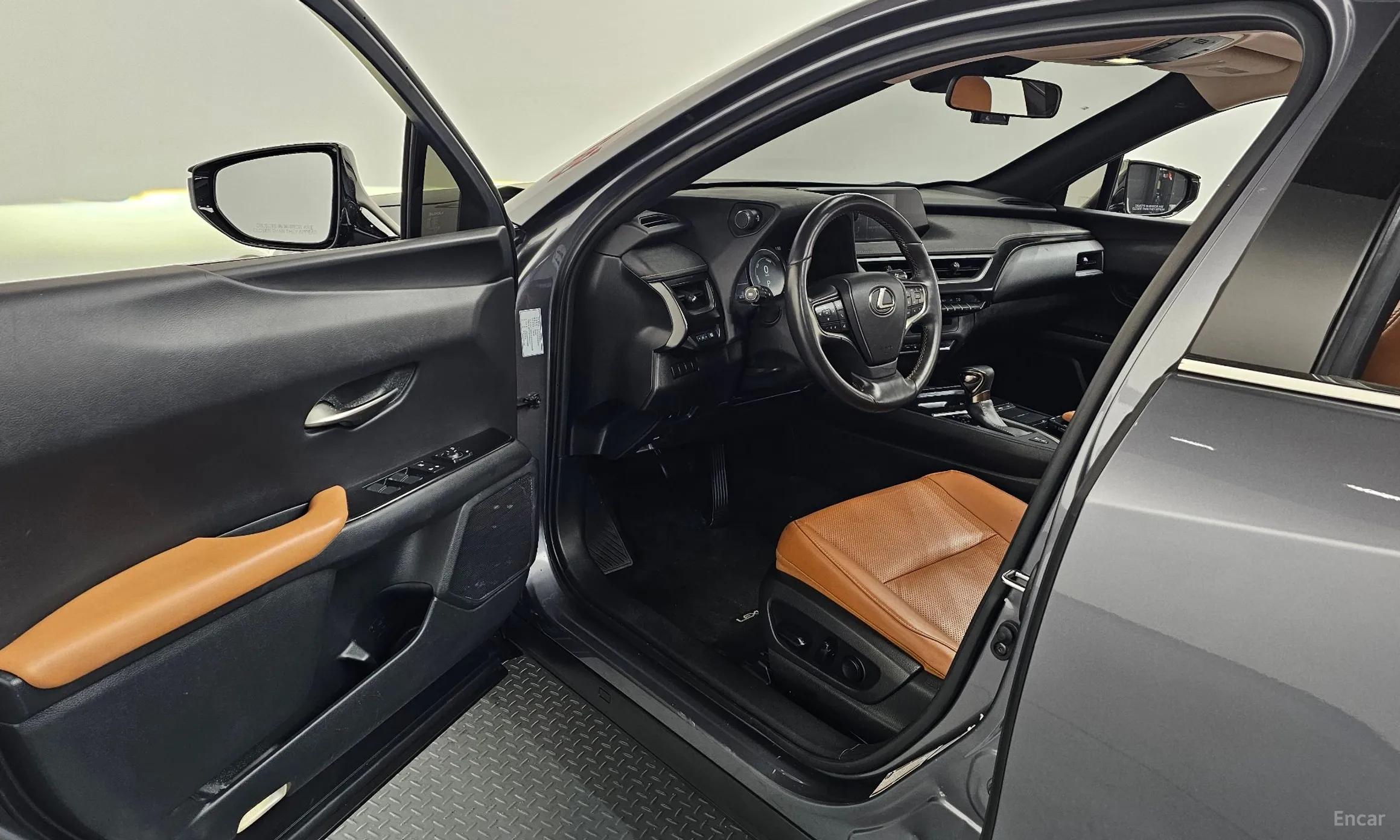 Lexus UX250h превью 10