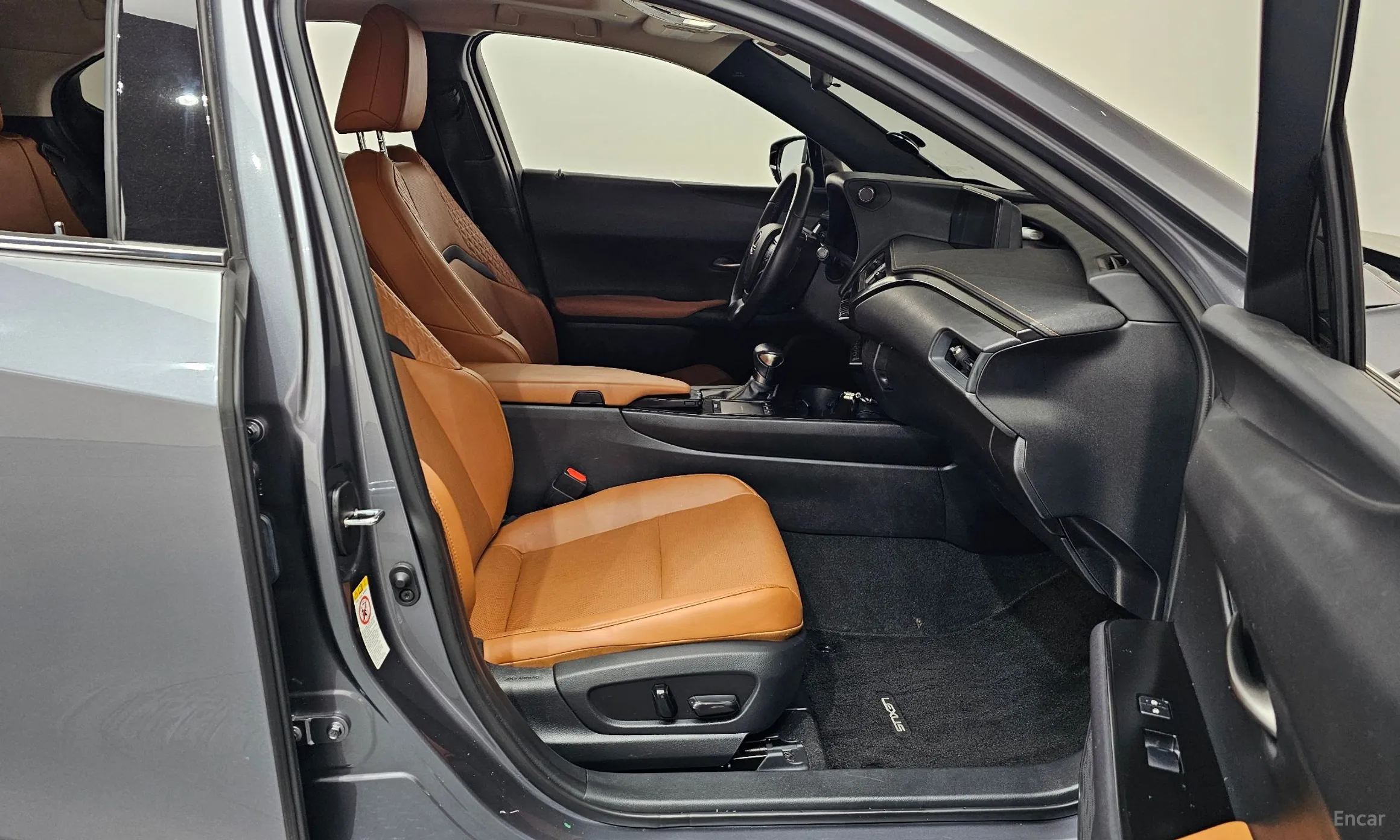 Lexus UX250h превью 11