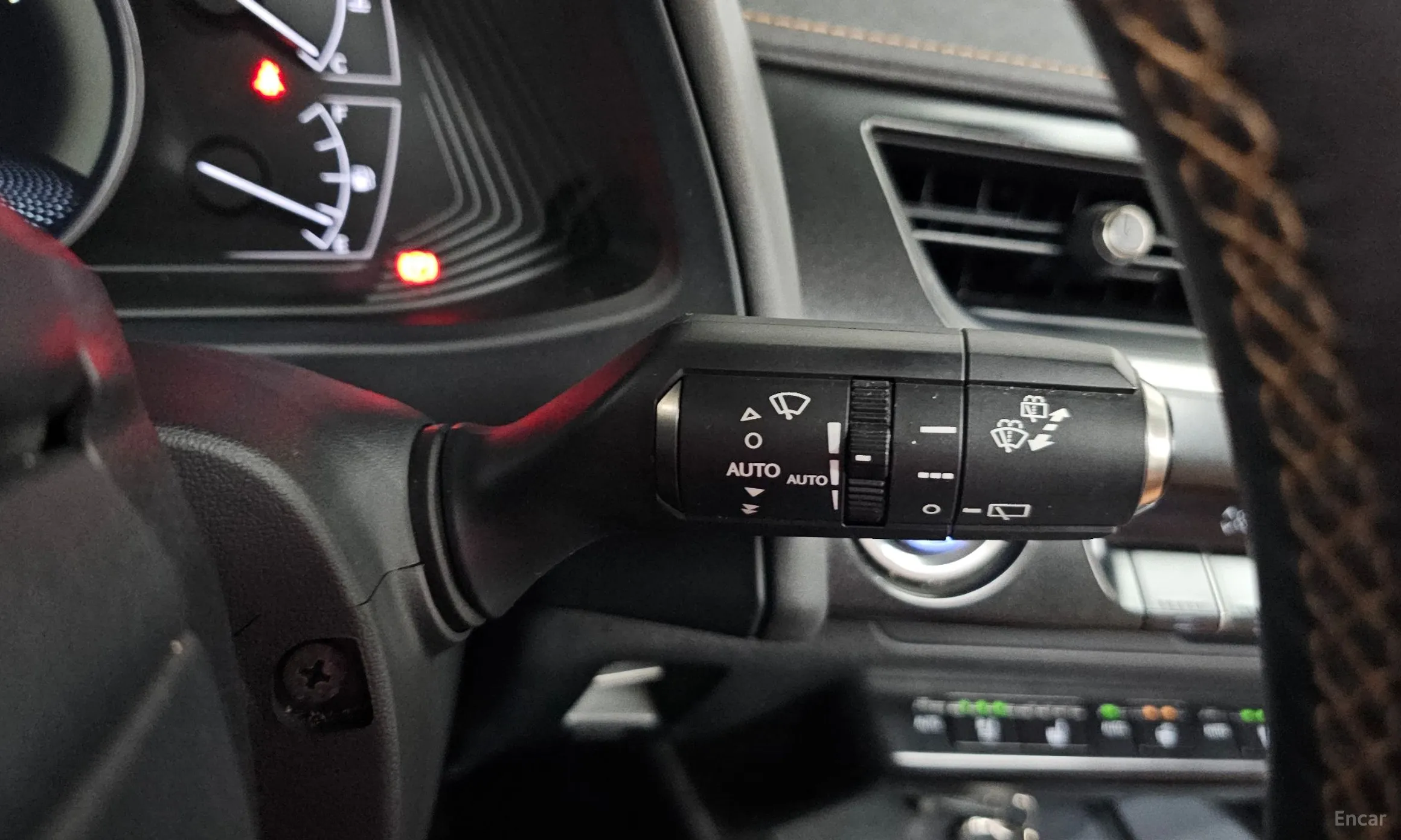 Lexus UX250h превью 14
