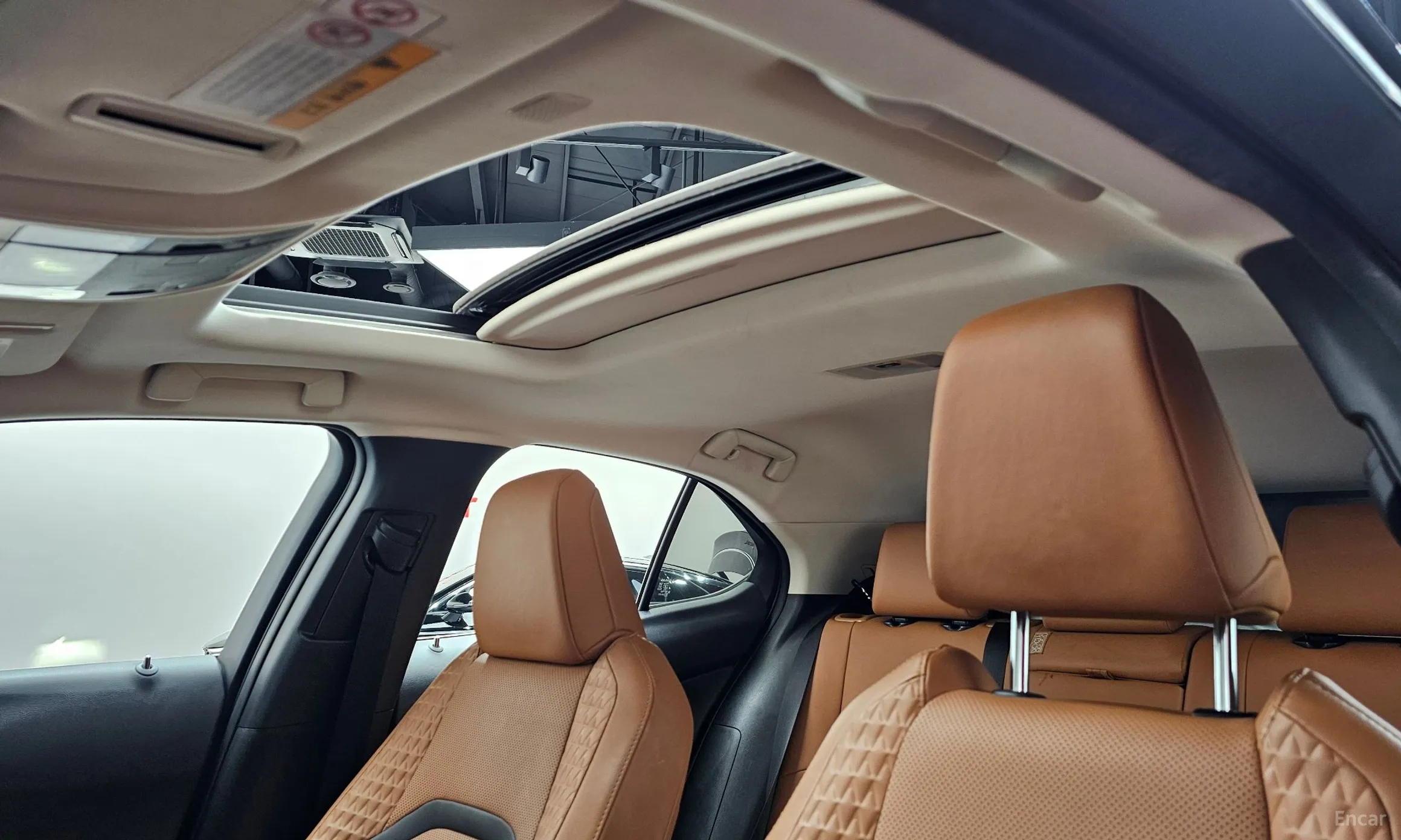 Lexus UX250h превью 19