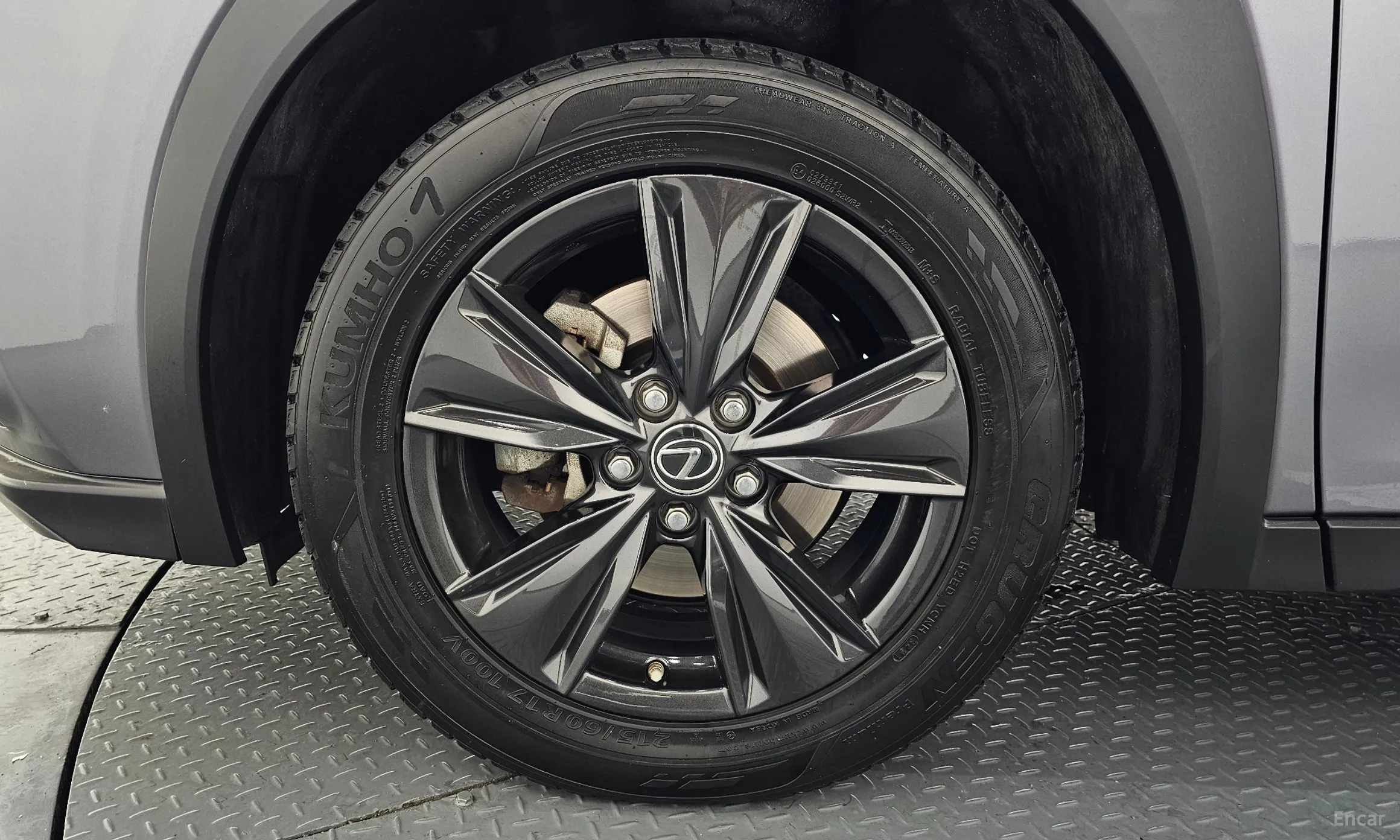 Lexus UX250h превью 5