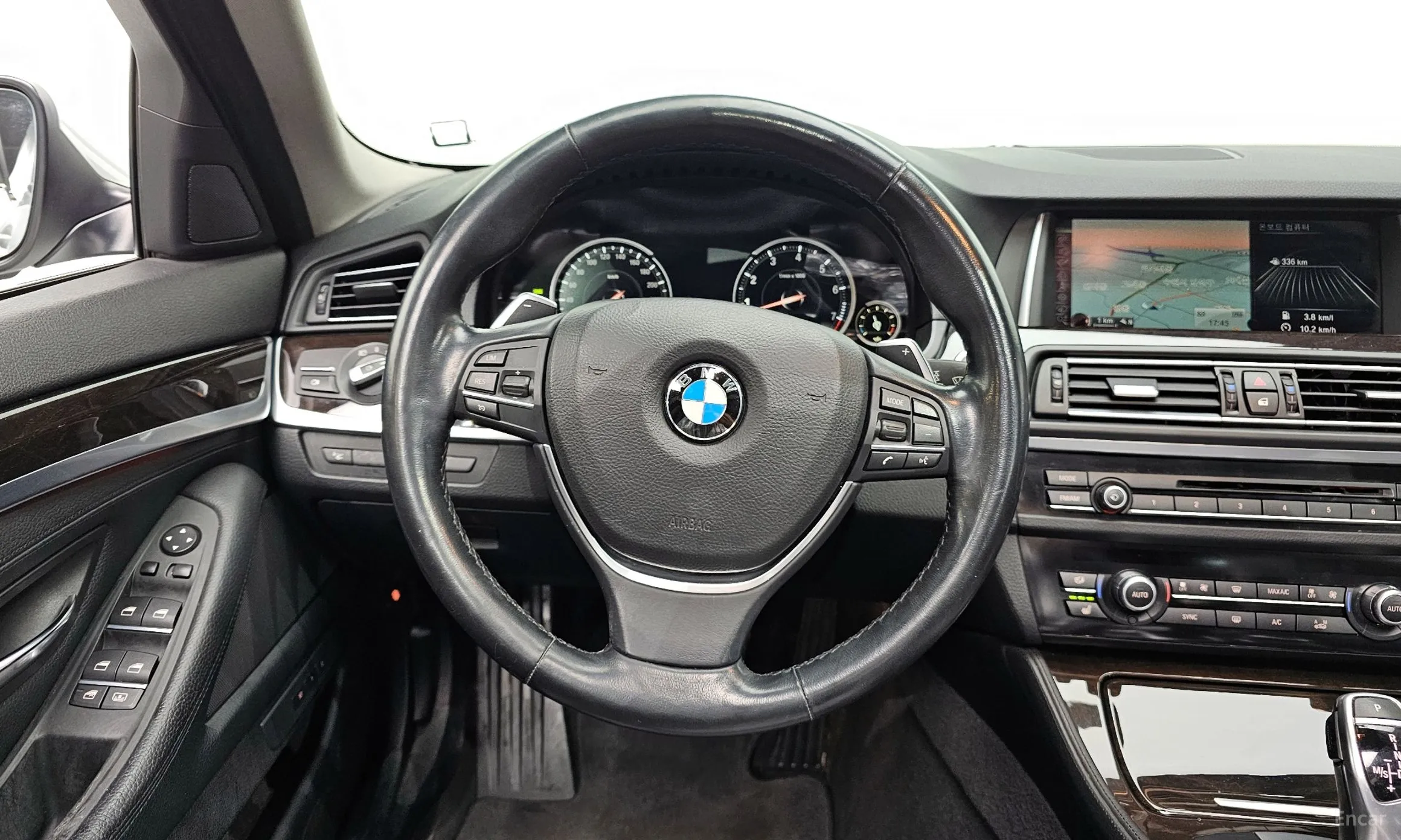 BMW 5 Series (F10) превью 13