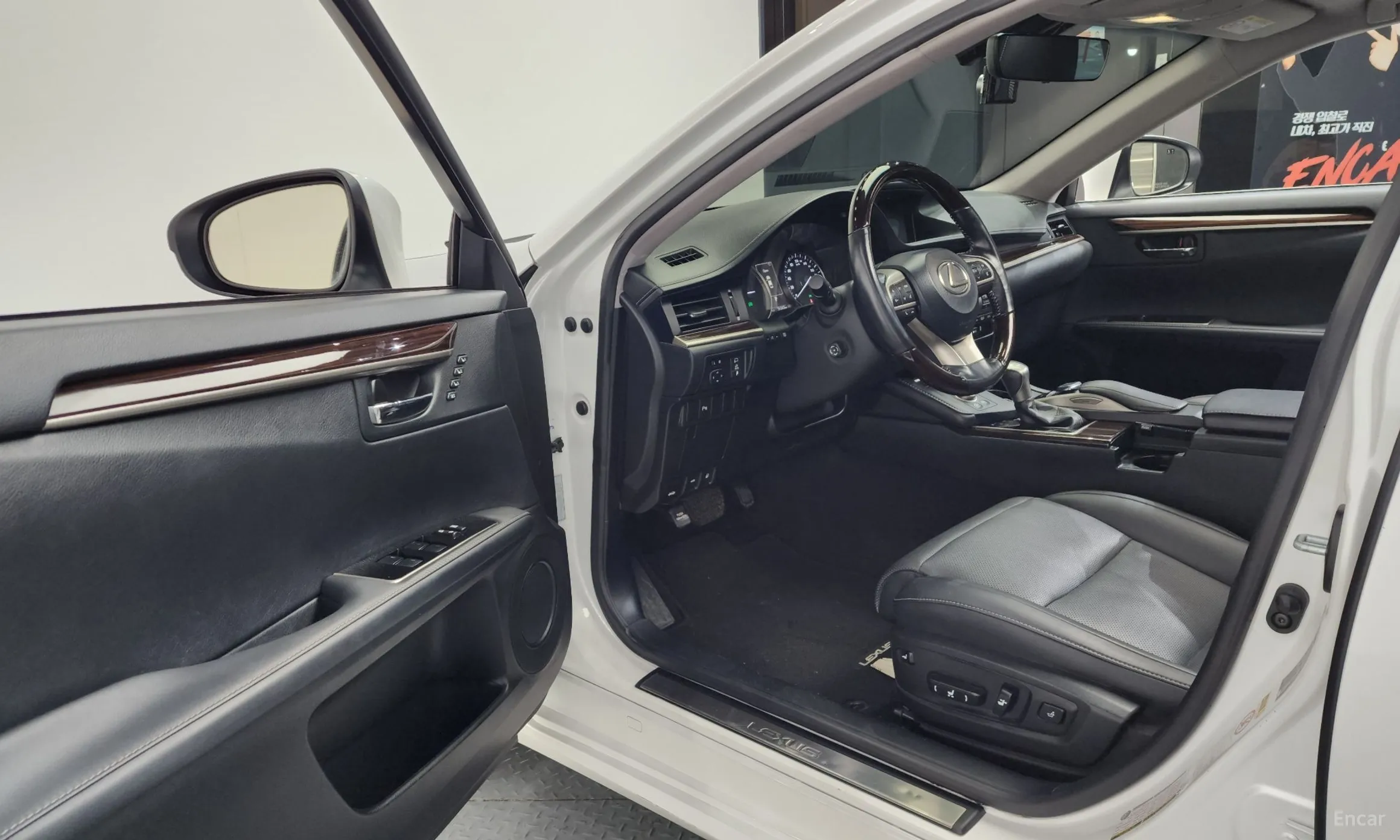 Lexus New ES300h превью 10