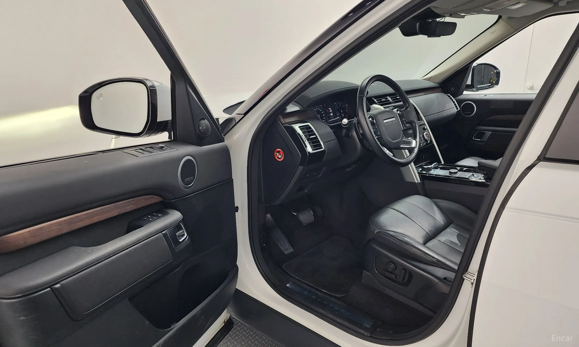 Land Rover Discovery 5 превью 10