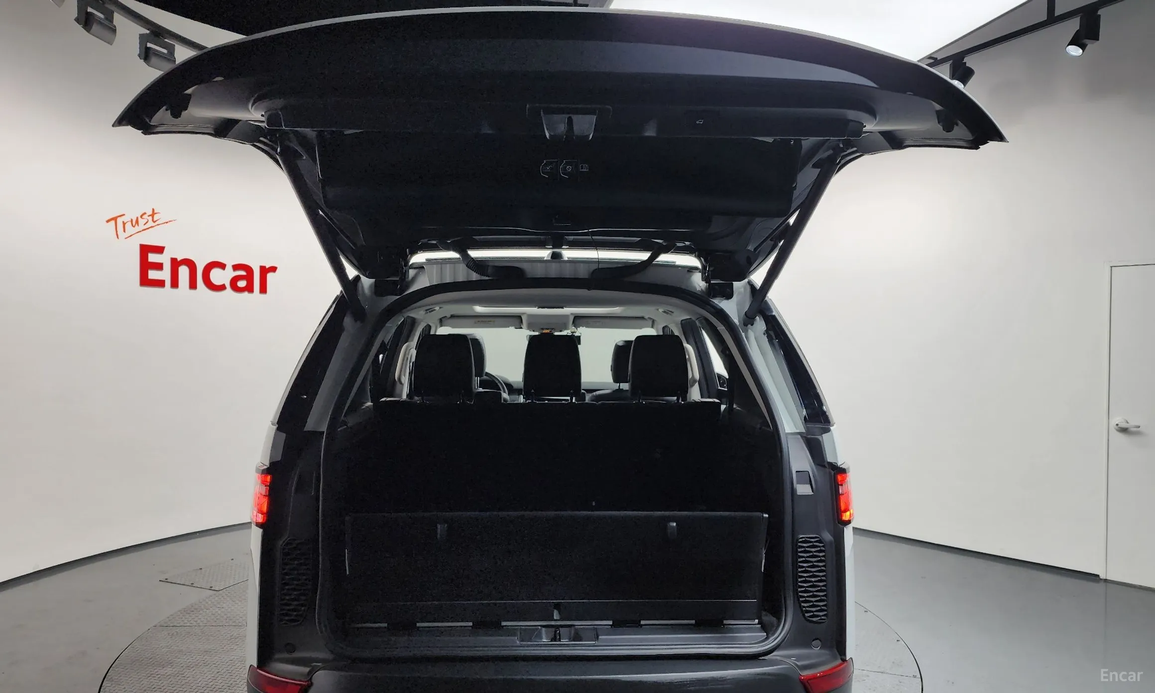 Land Rover Discovery 5 превью 20