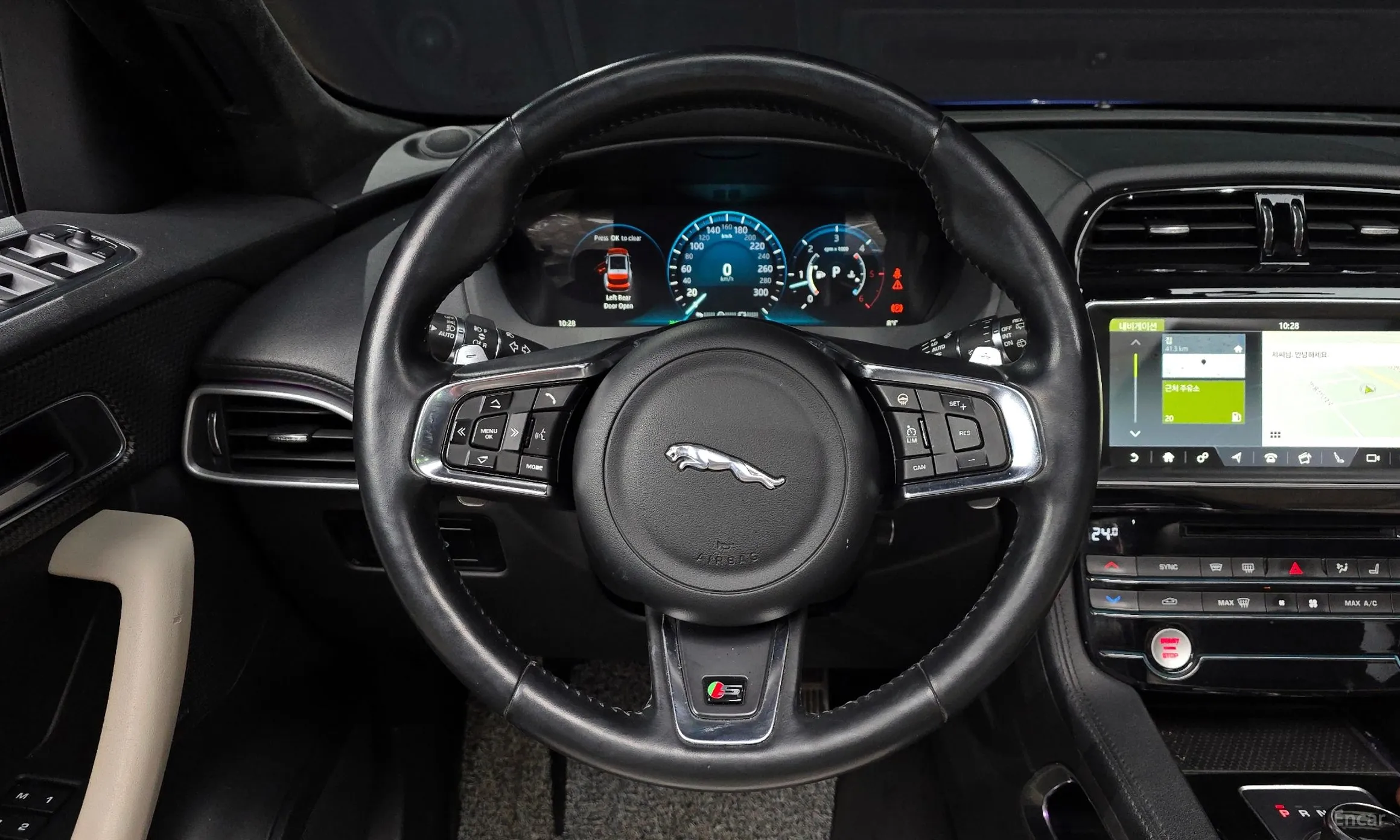Jaguar F-PACE превью 13