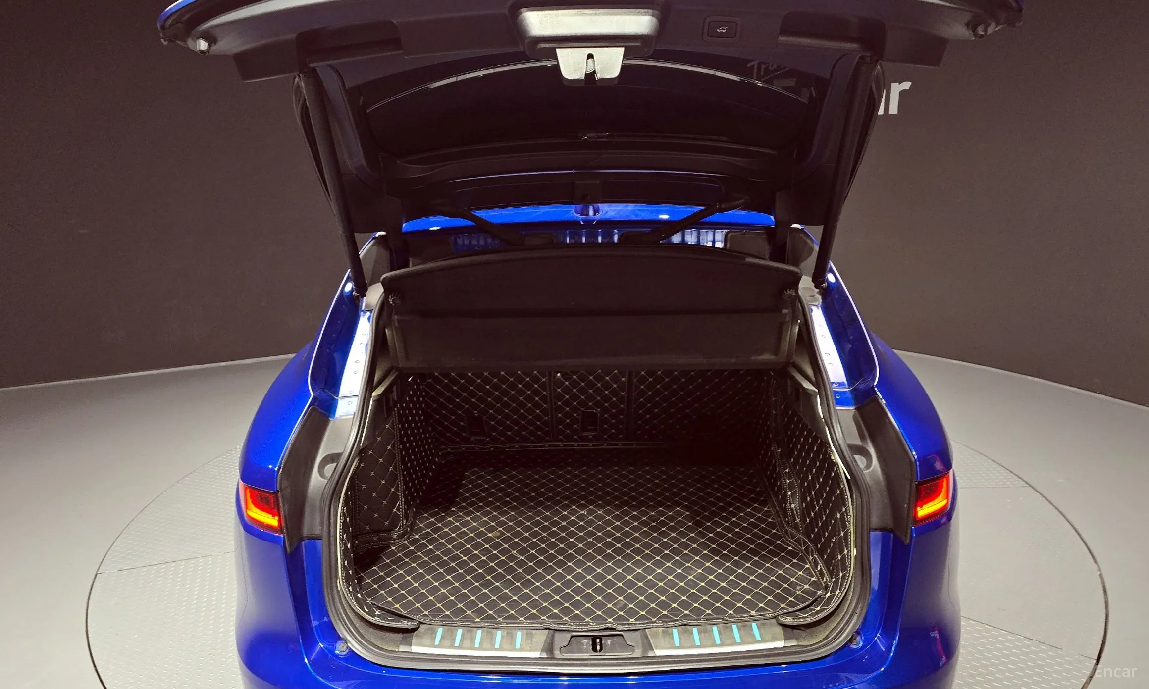 Jaguar F-PACE превью 20