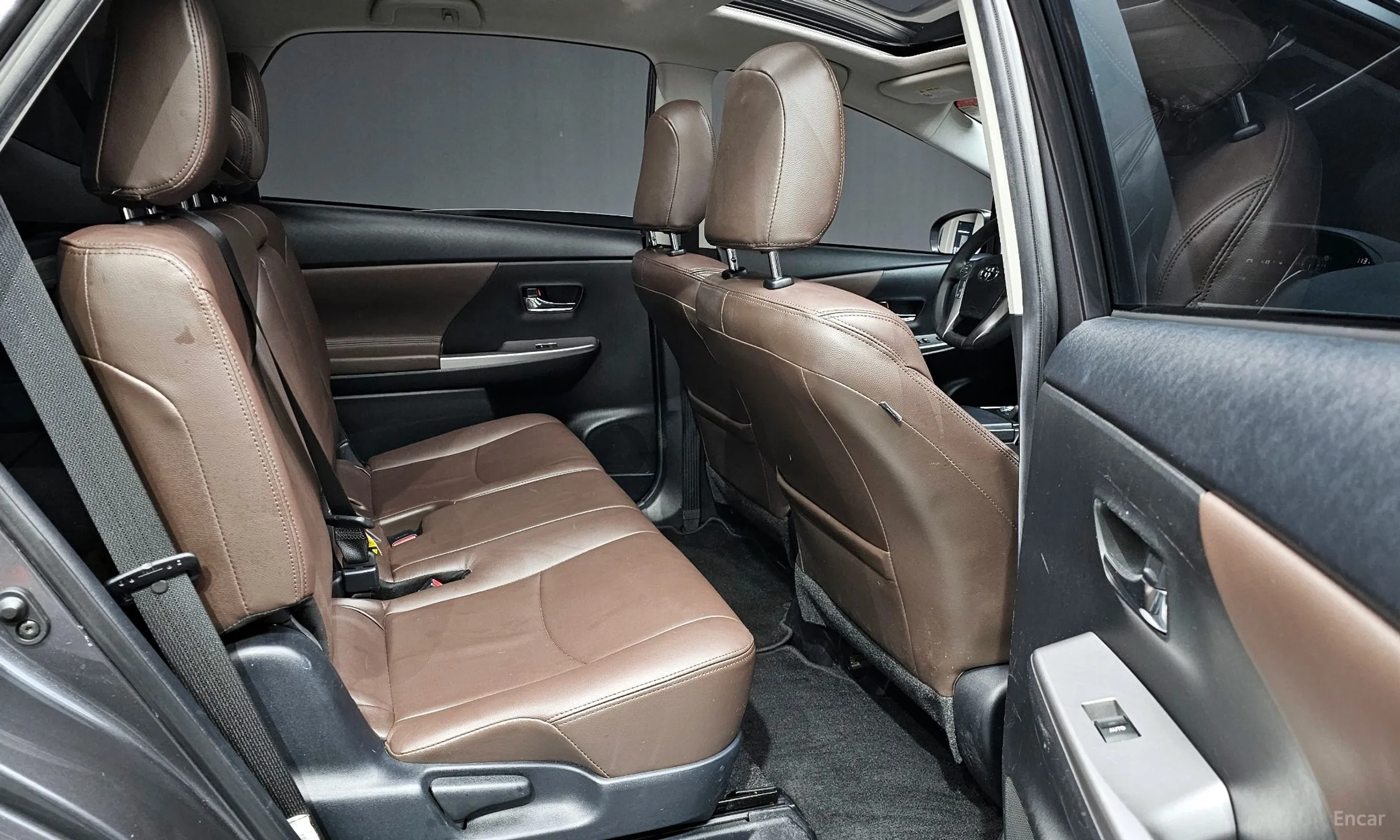 Toyota Prius V превью 11