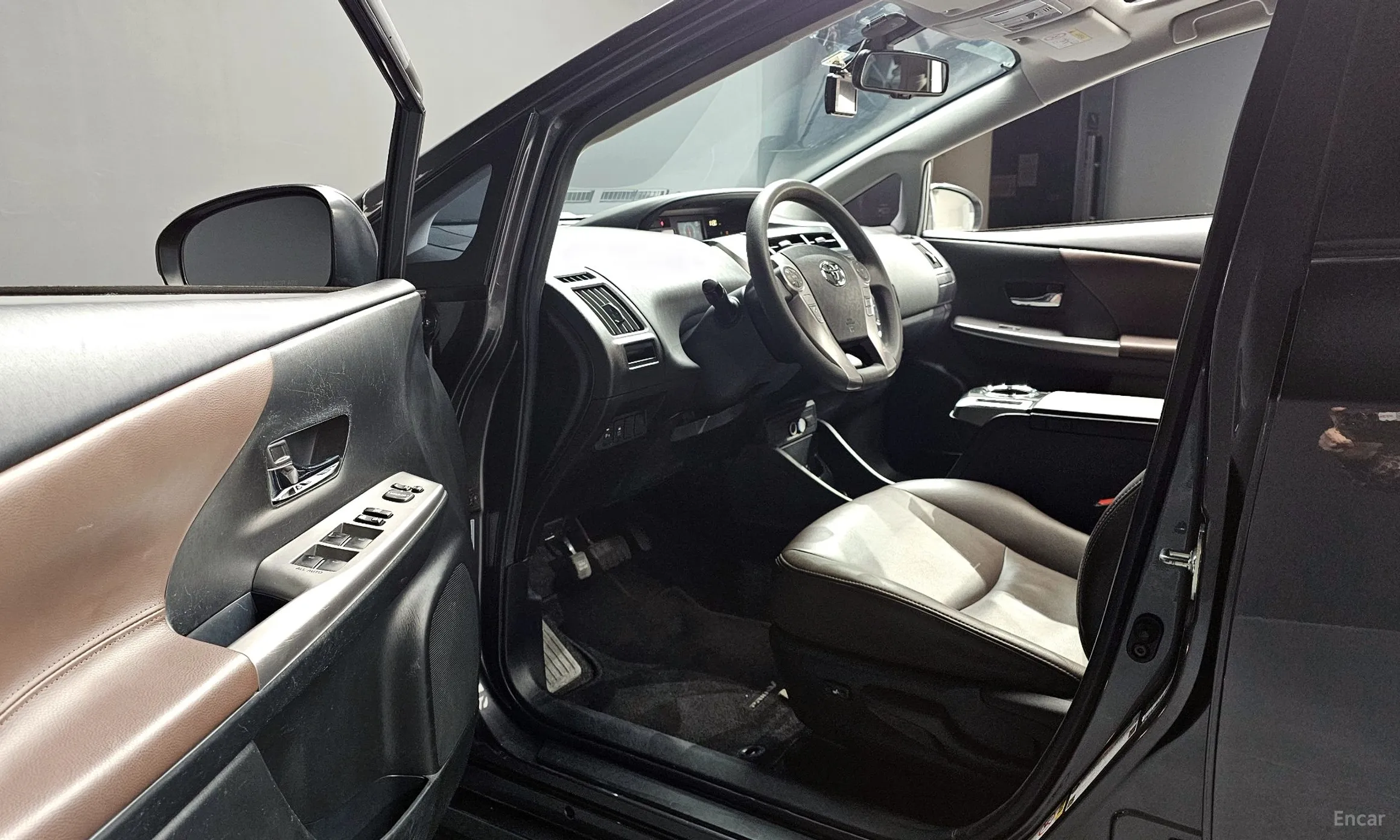 Toyota Prius V превью 12