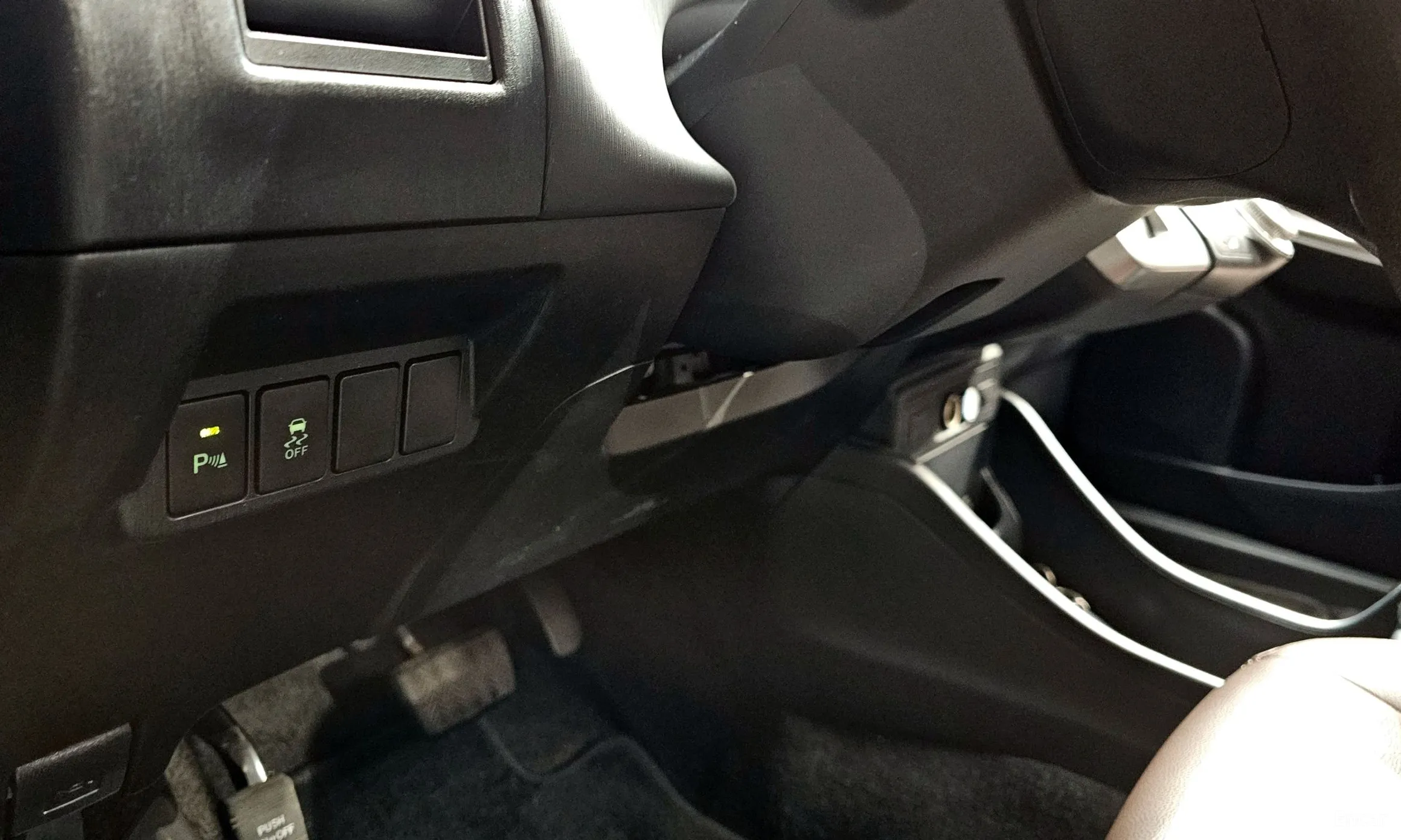Toyota Prius V превью 13