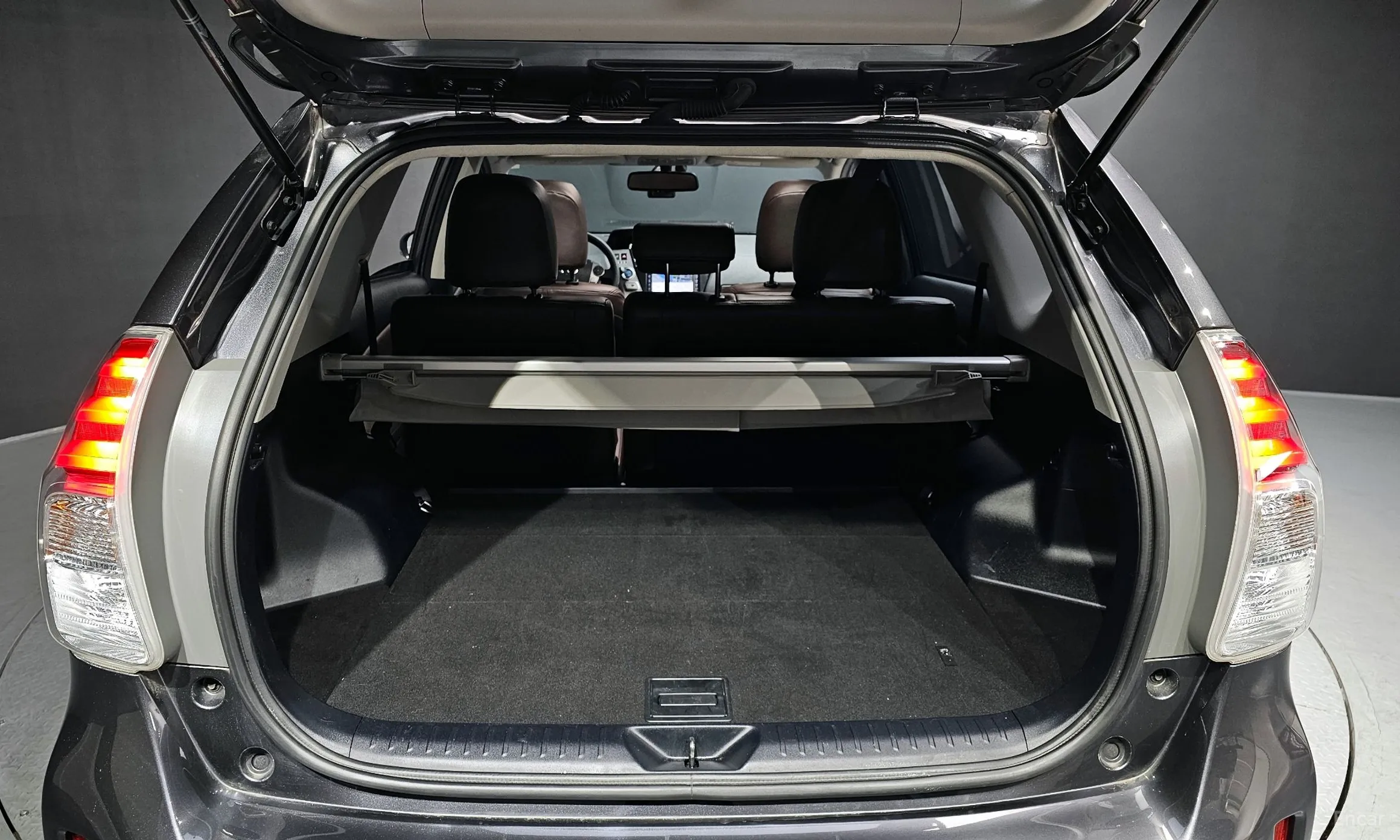 Toyota Prius V превью 20