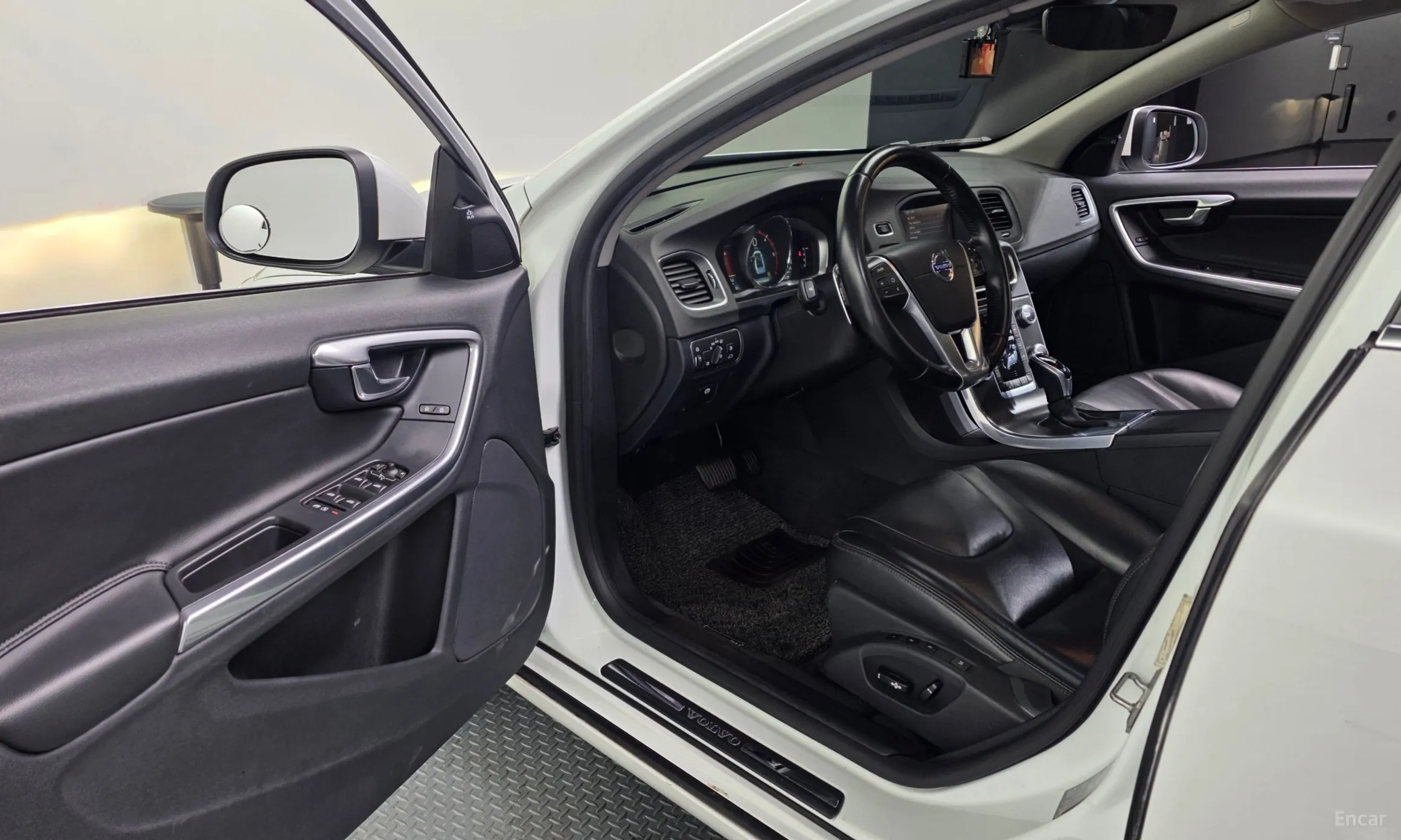 Volvo S60 превью 10