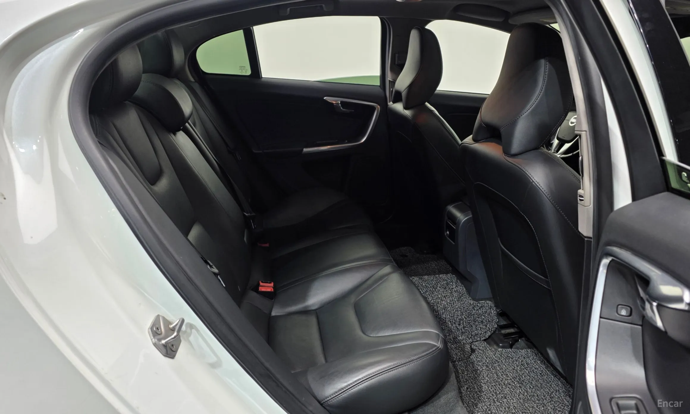 Volvo S60 превью 12
