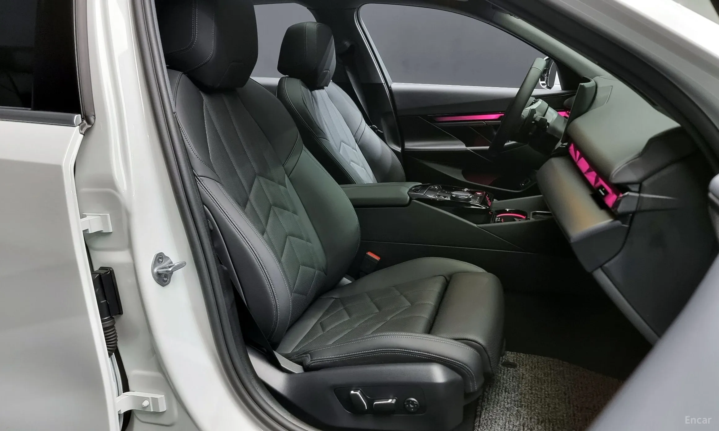 BMW 5 Series (G60) превью 10