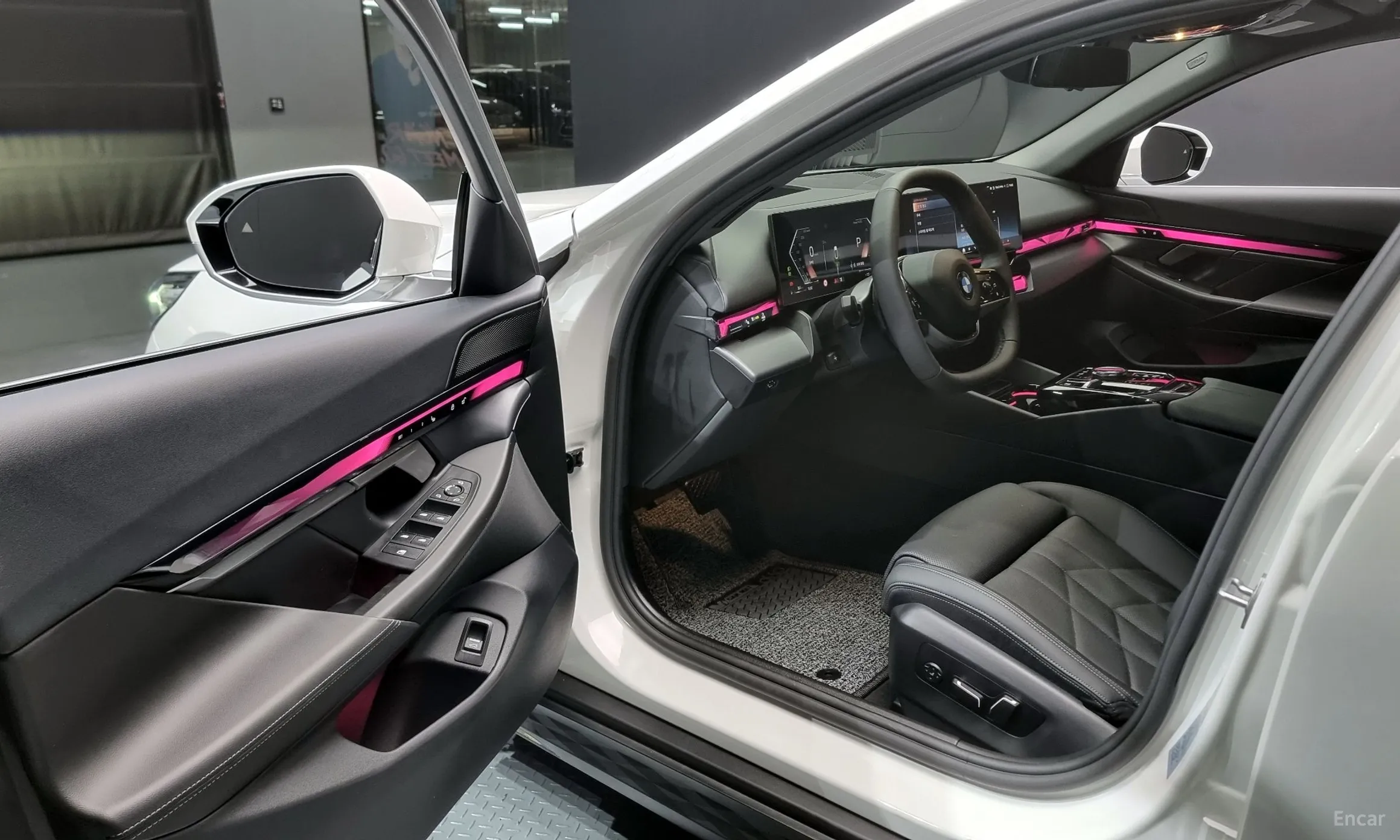 BMW 5 Series (G60) превью 11