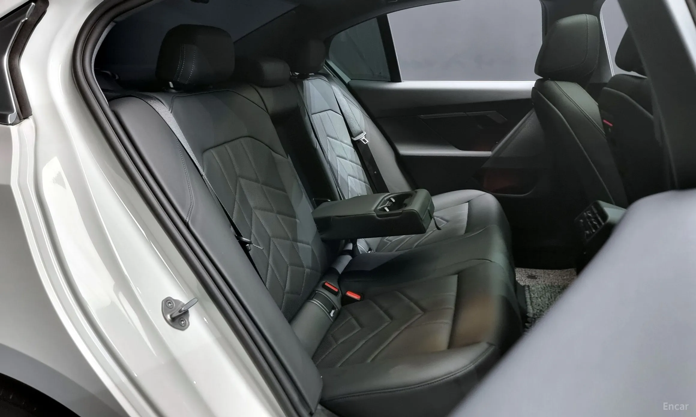 BMW 5 Series (G60) превью 12