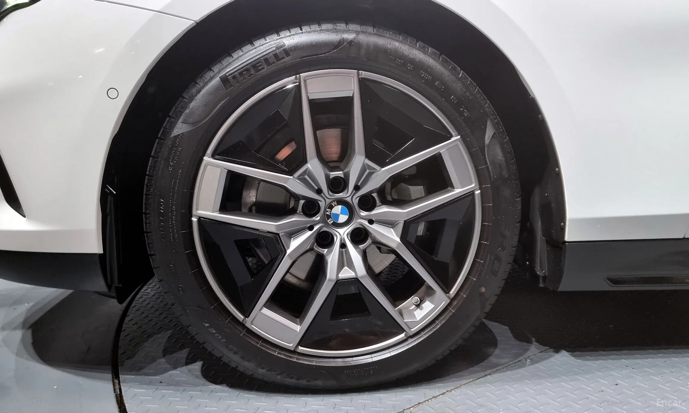 BMW 5 Series (G60) превью 5