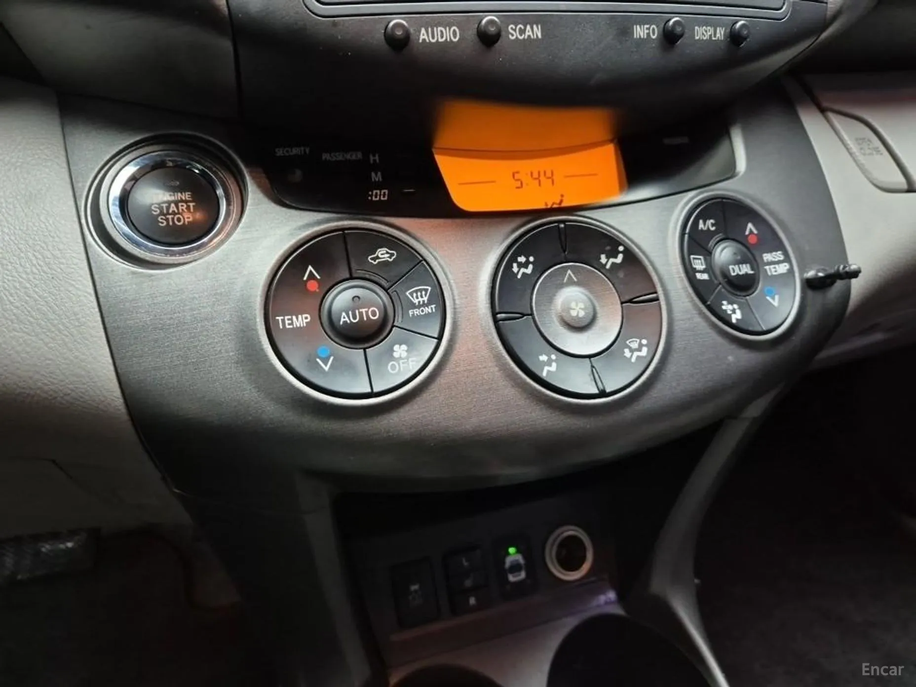 Toyota RAV4 превью 17