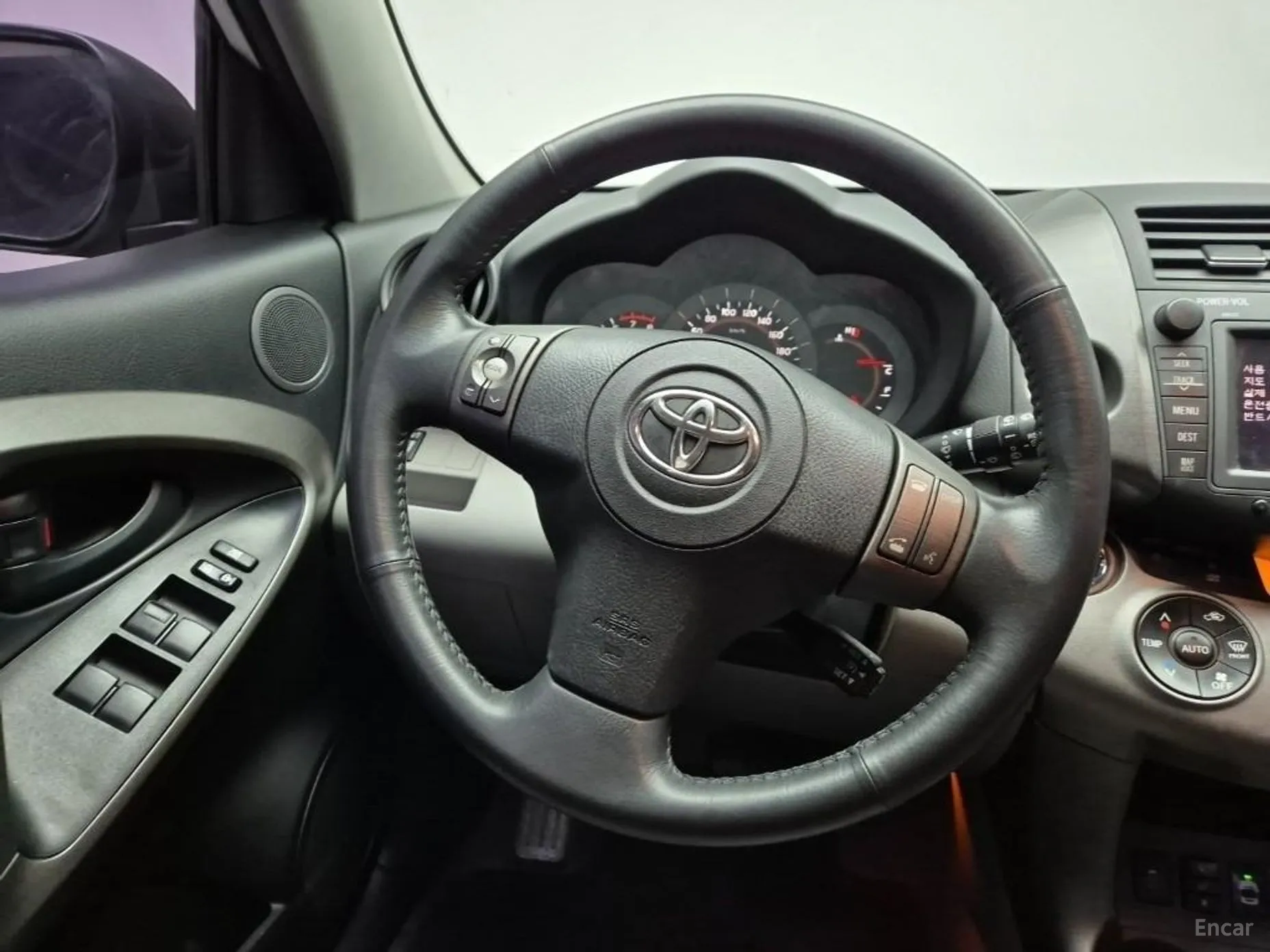 Toyota RAV4 превью 9