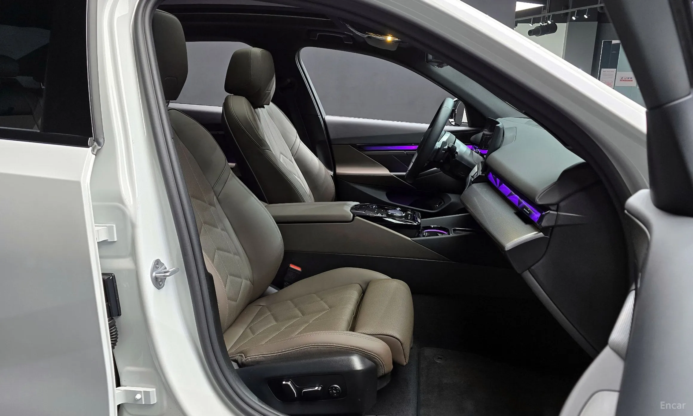 BMW 5 Series (G60) превью 10