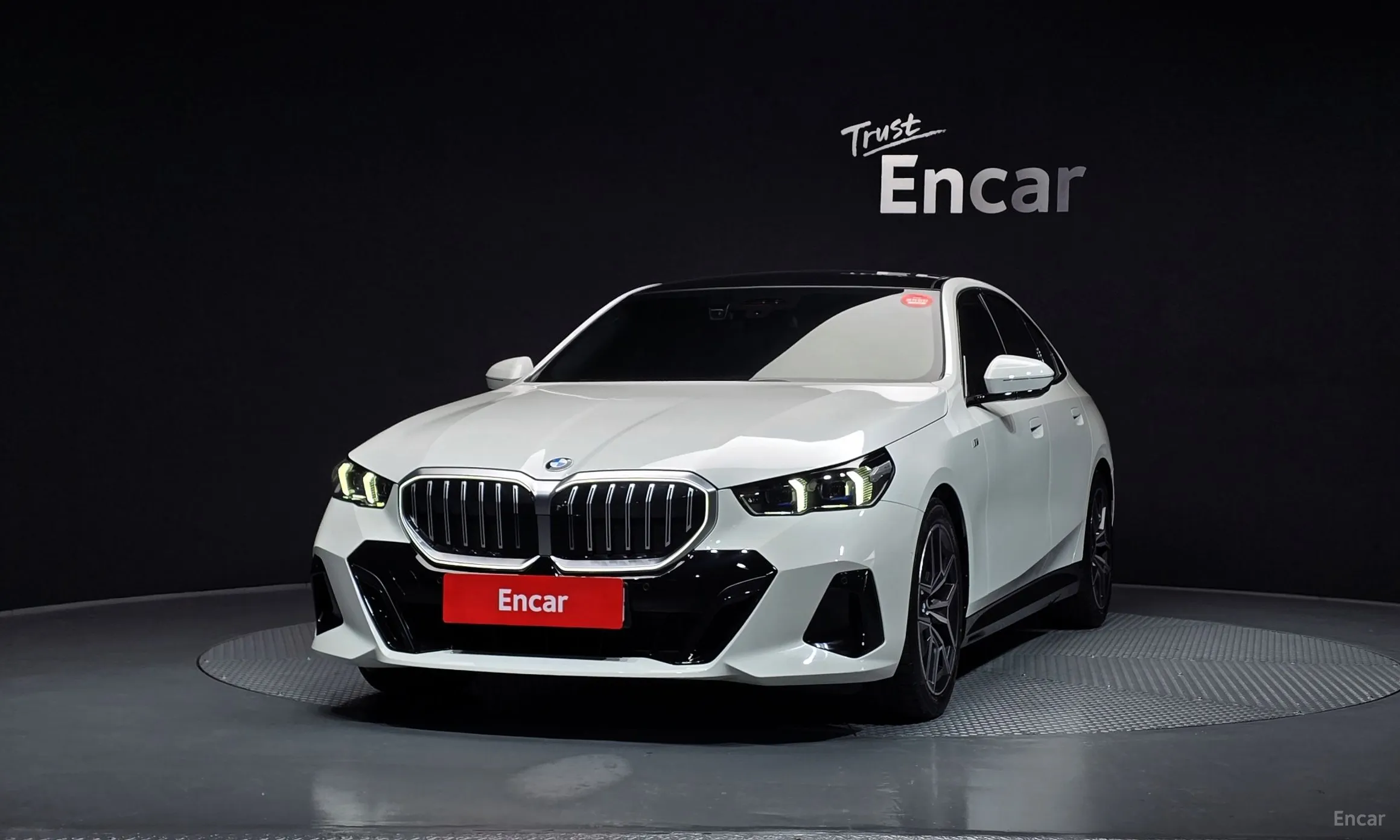 BMW 5 Series (G60) превью 3
