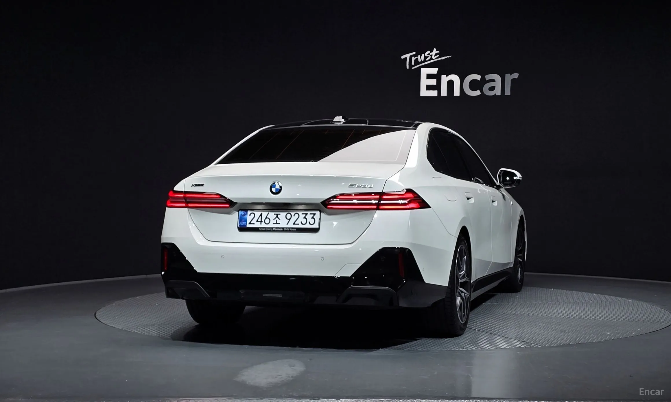 BMW 5 Series (G60) превью 4