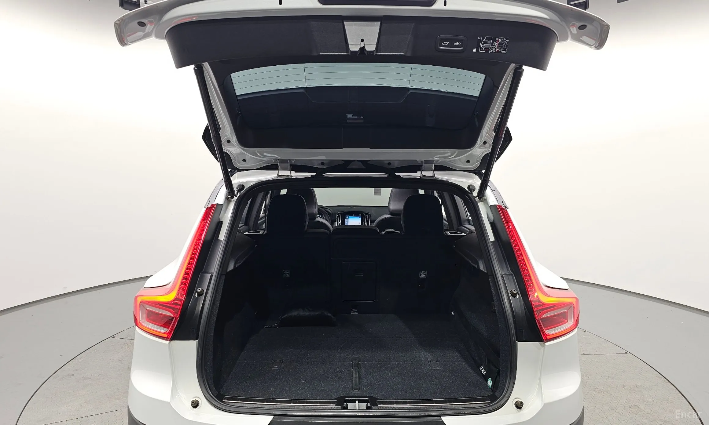 Volvo XC40 превью 20