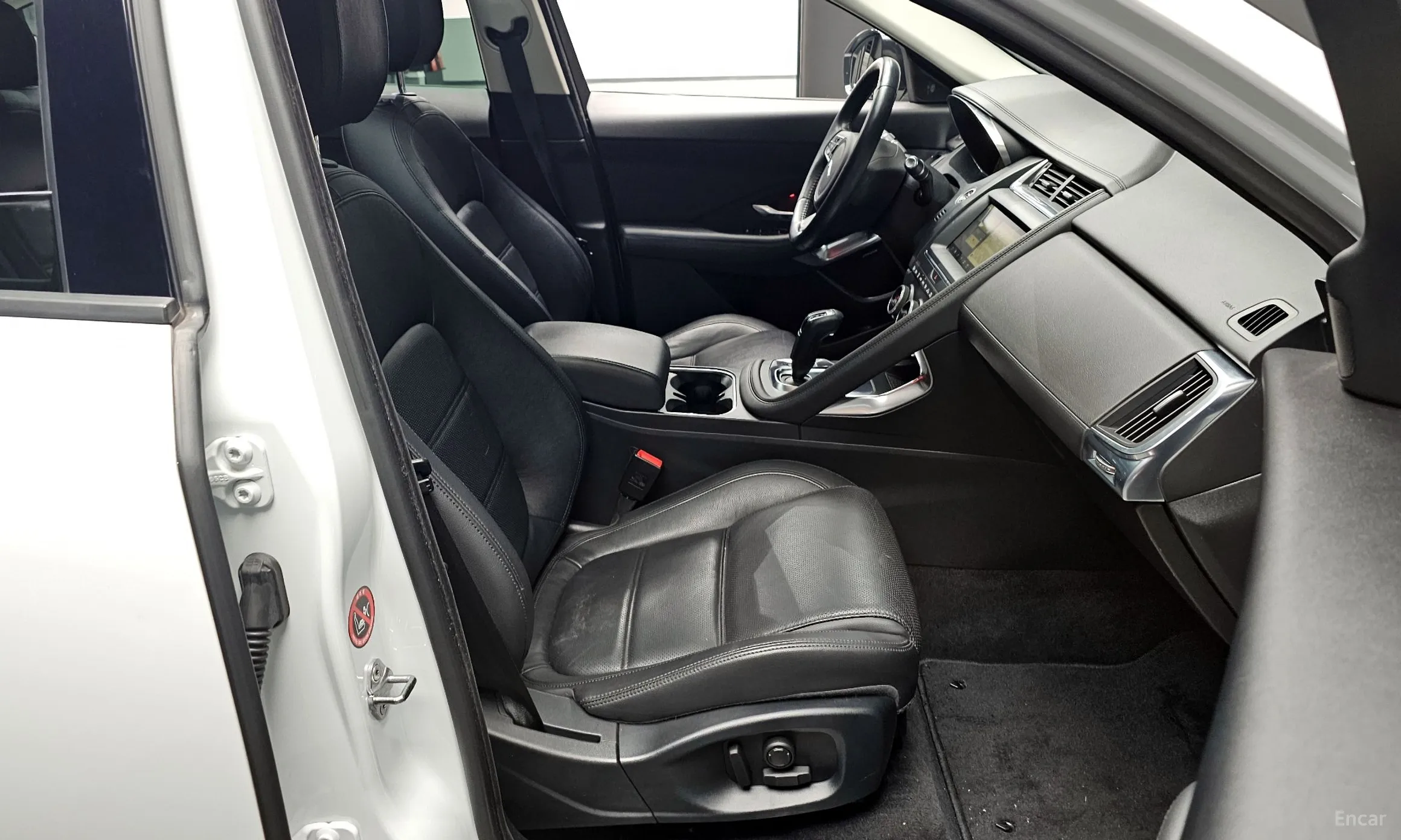 Jaguar E-PACE превью 10