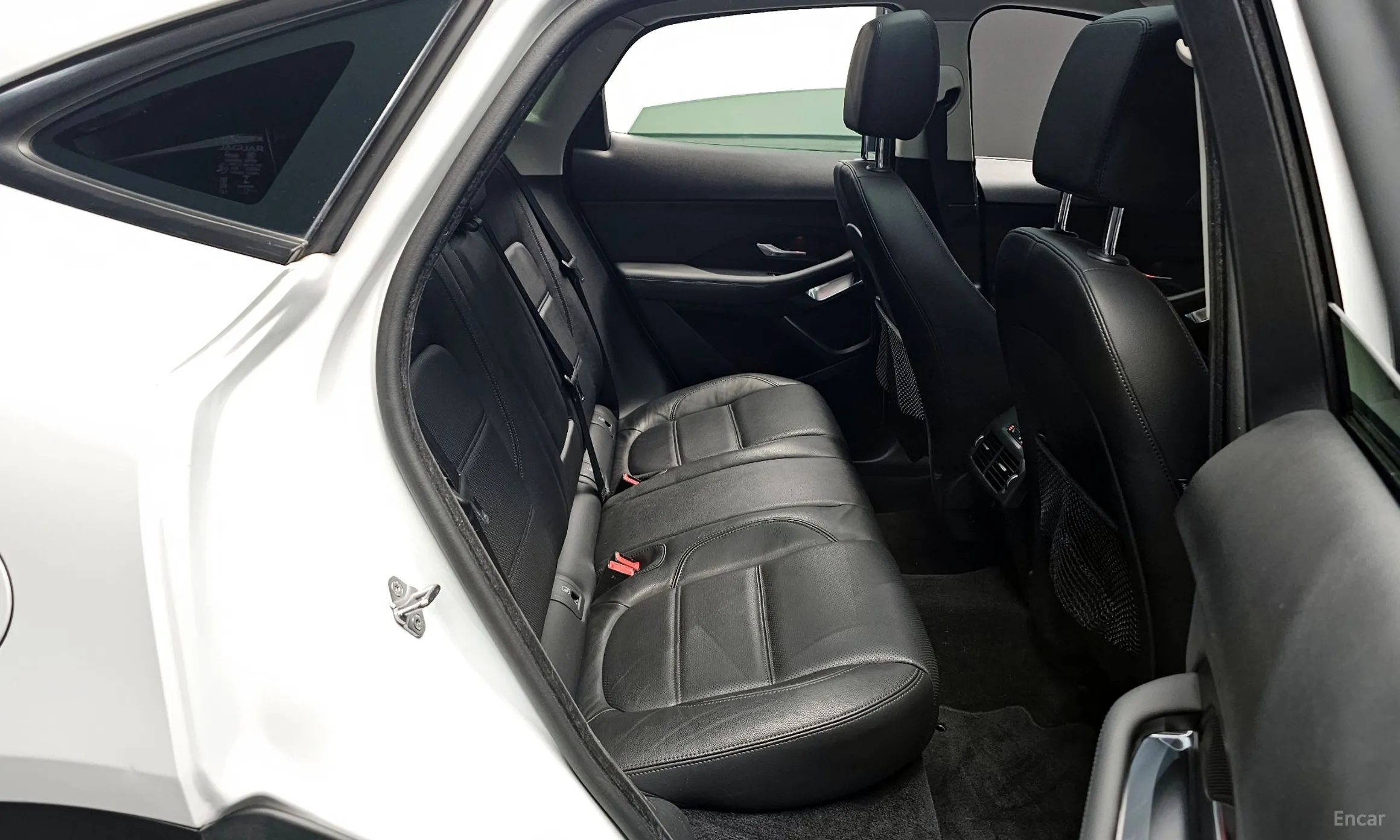 Jaguar E-PACE превью 11