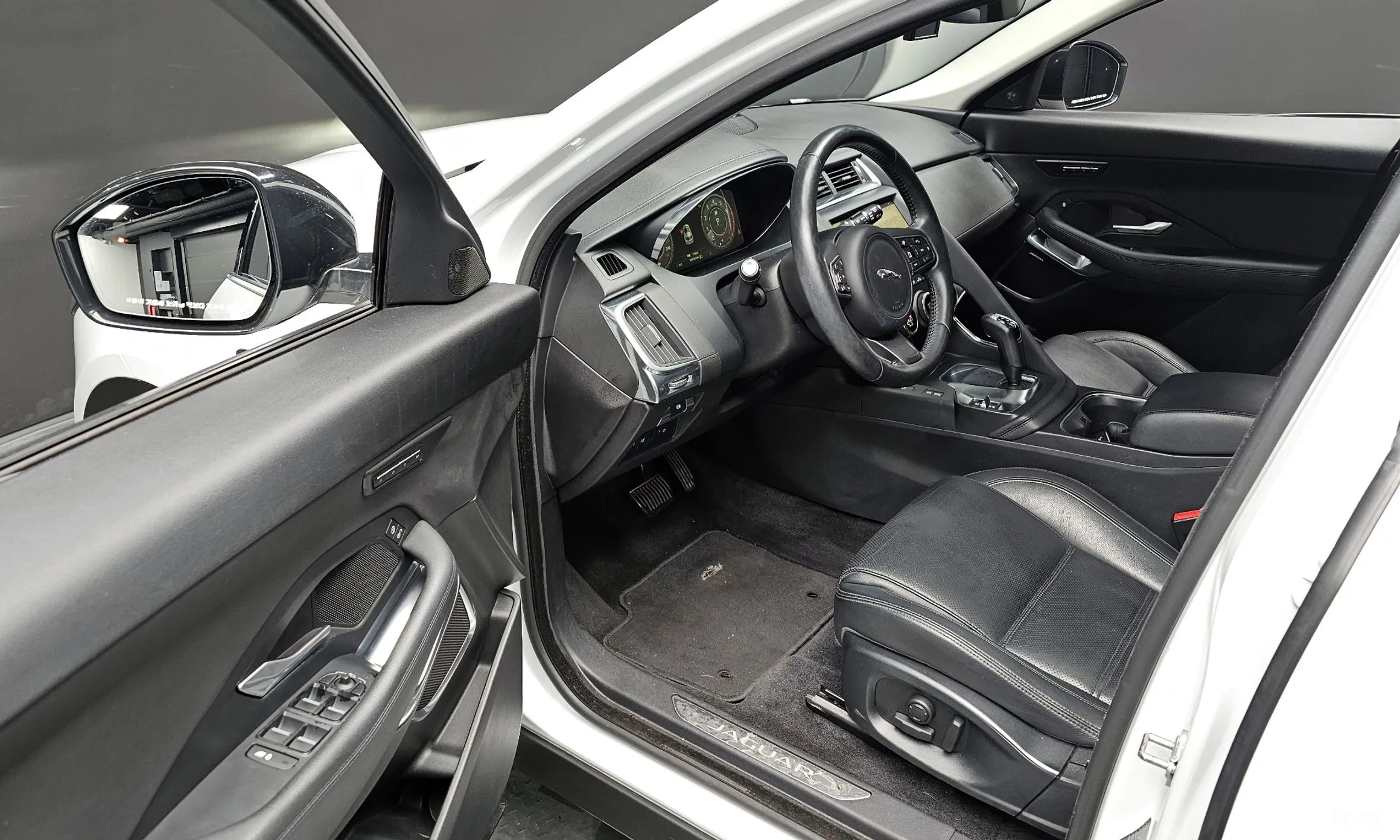 Jaguar E-PACE превью 12