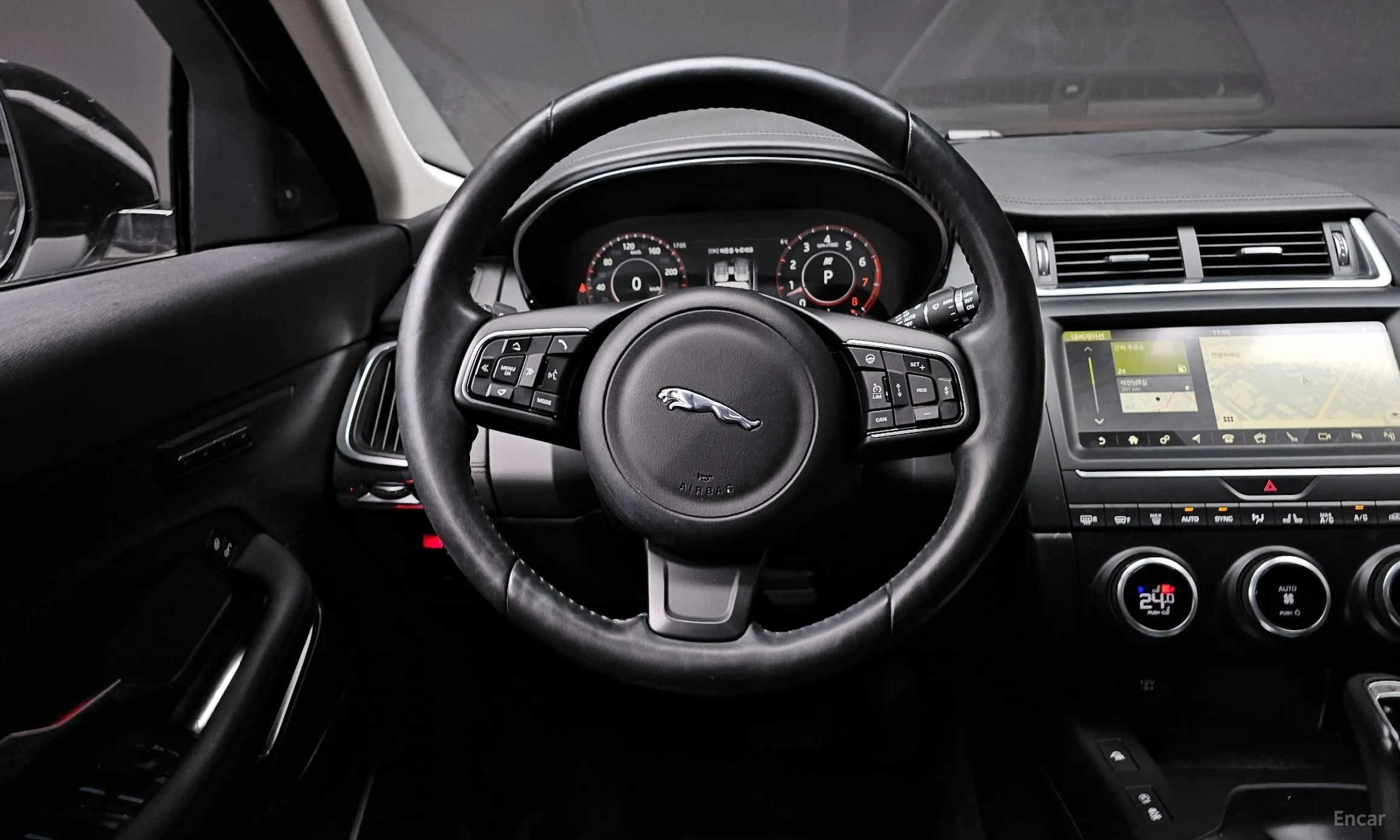 Jaguar E-PACE превью 13
