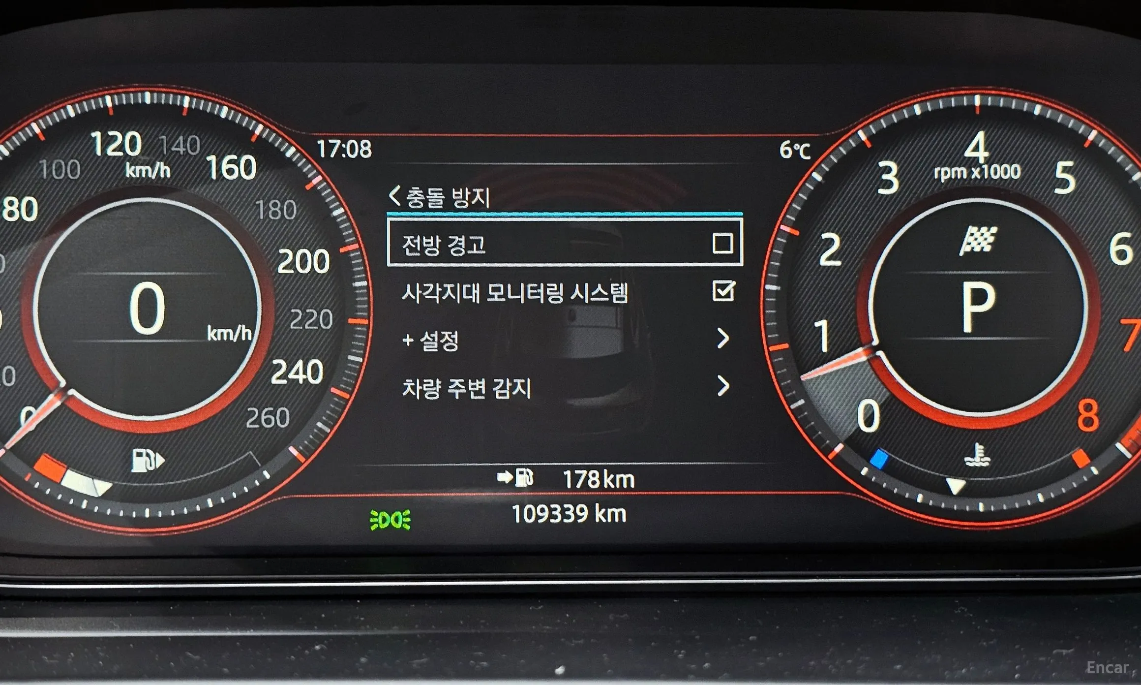 Jaguar E-PACE превью 16