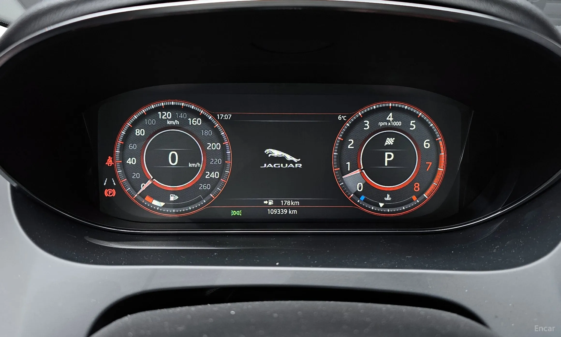 Jaguar E-PACE превью 8